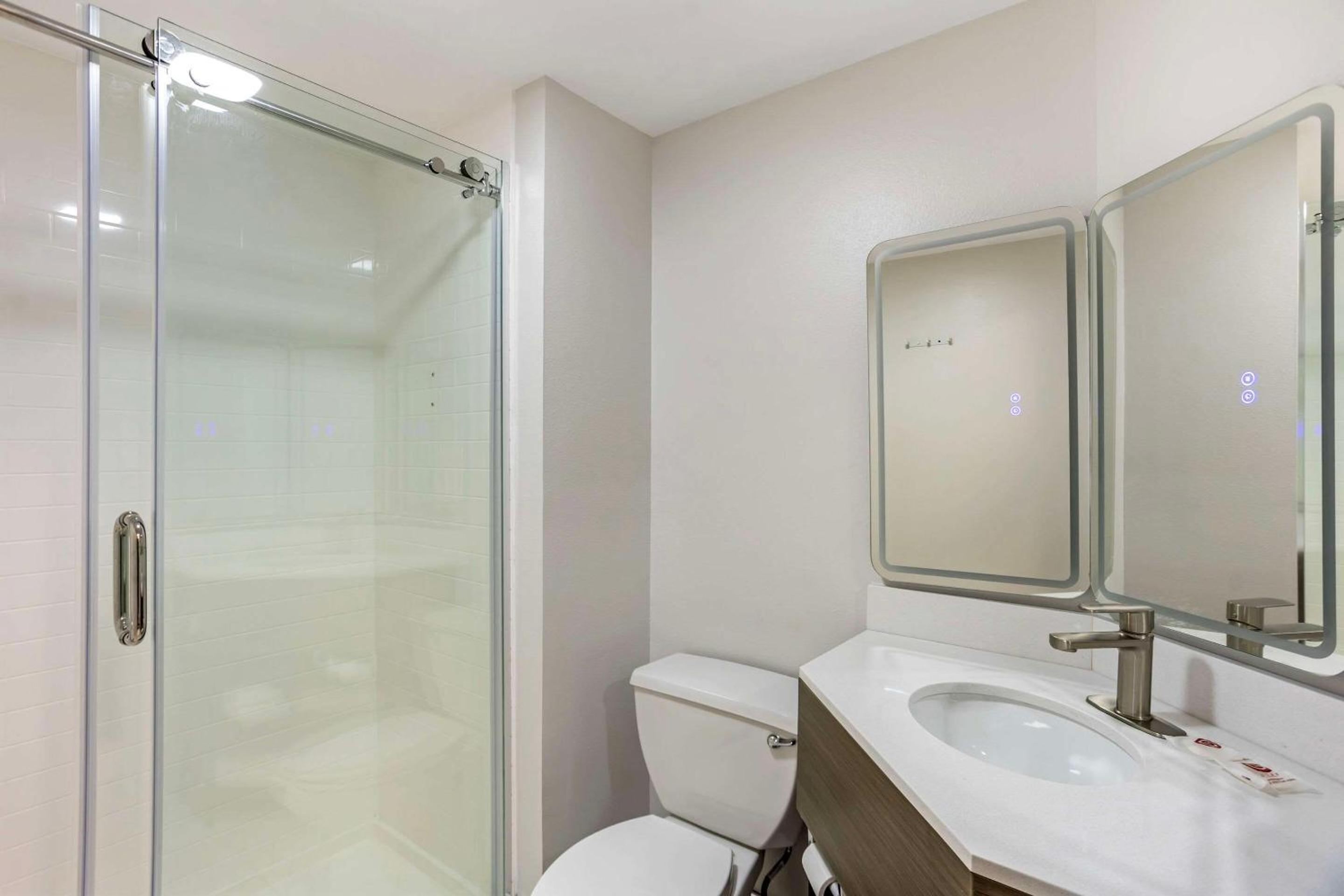 King Room with Whirlpool - Non Smoking/Interior Hall photo 2