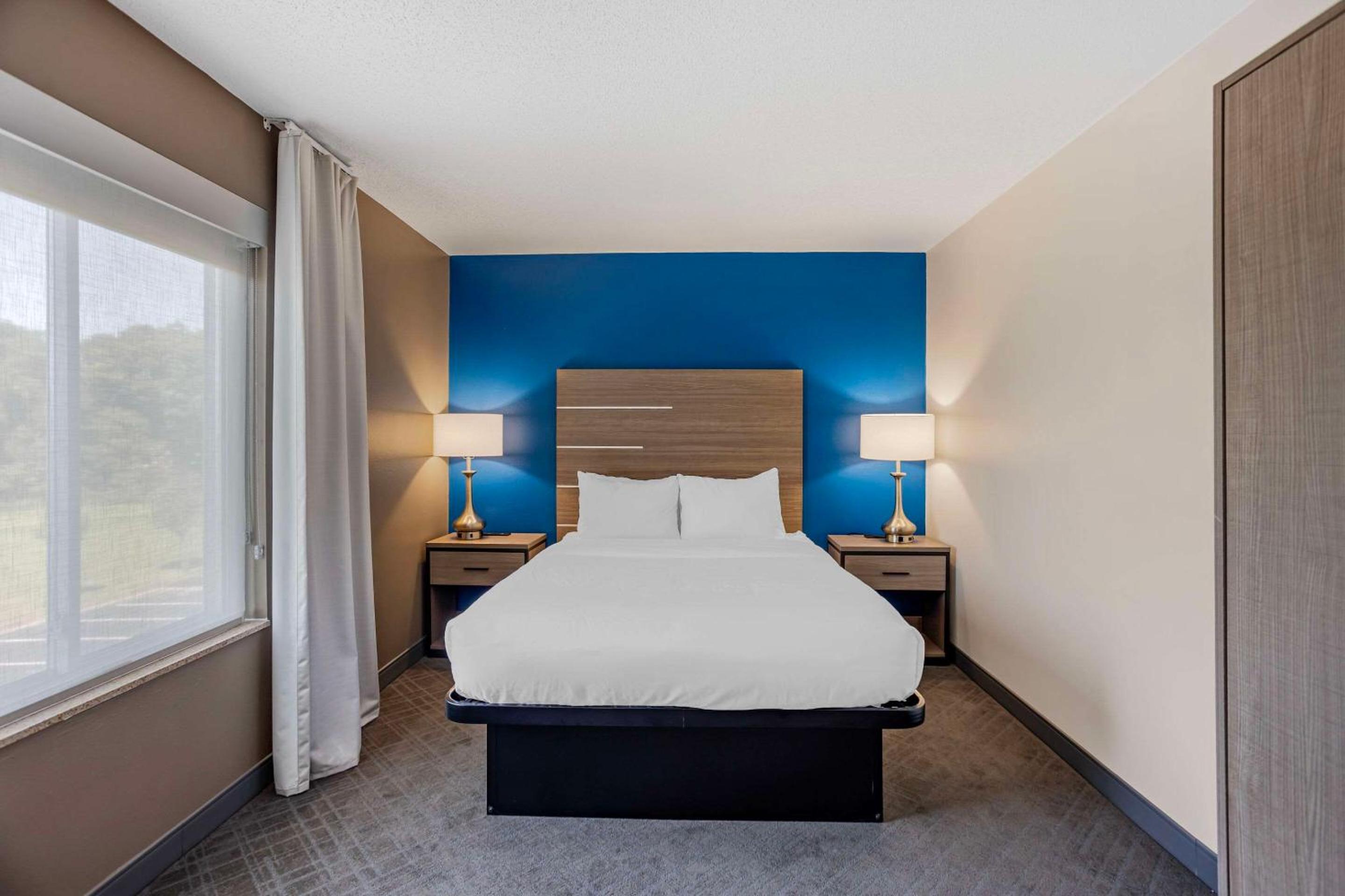 King Suite - Non Smoking/Interior Hall - Photo 1