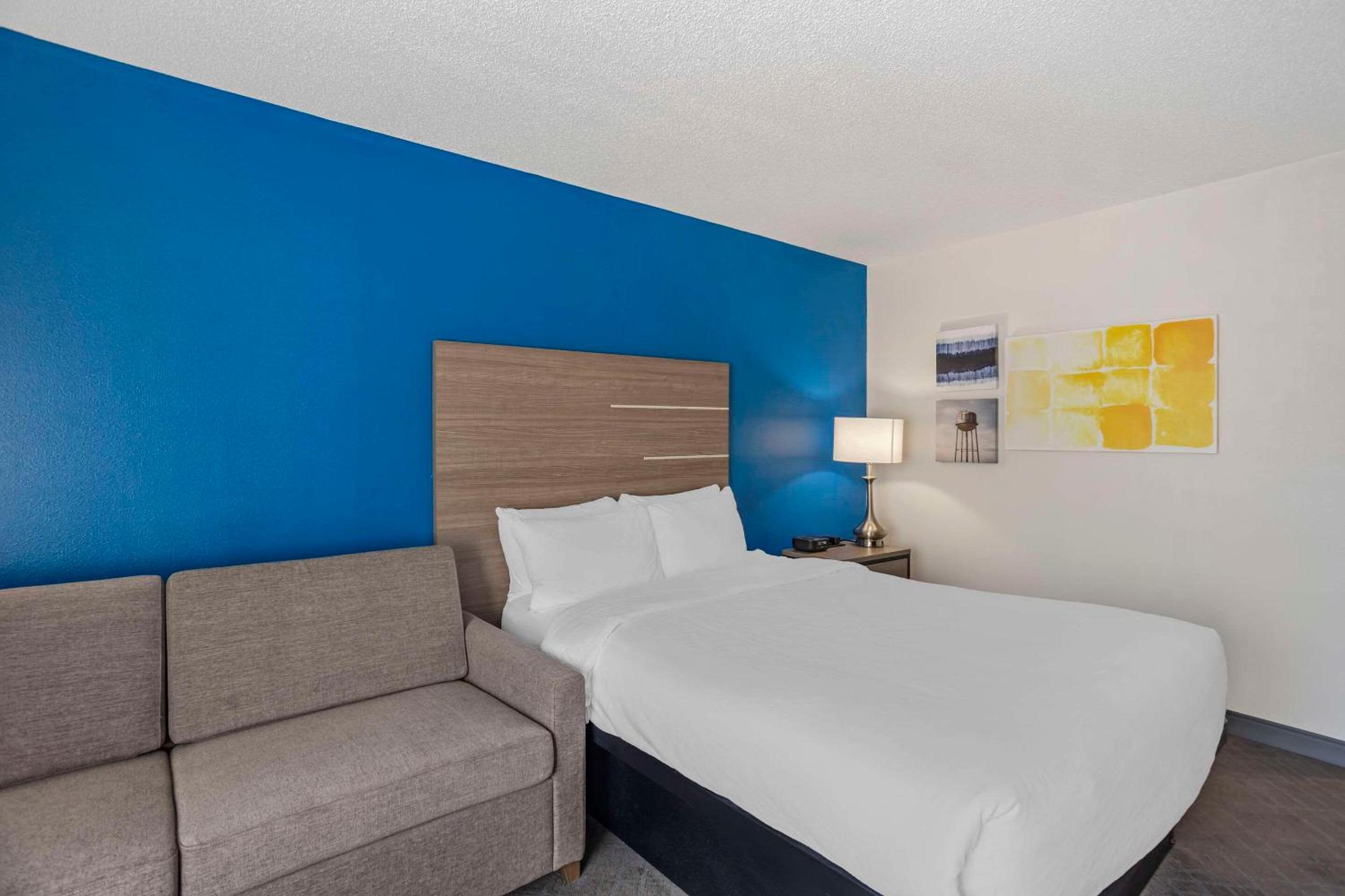King Room - Non-Smoking - Photo 2