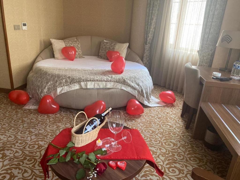 Queen Suite with Spa Bath photo 1