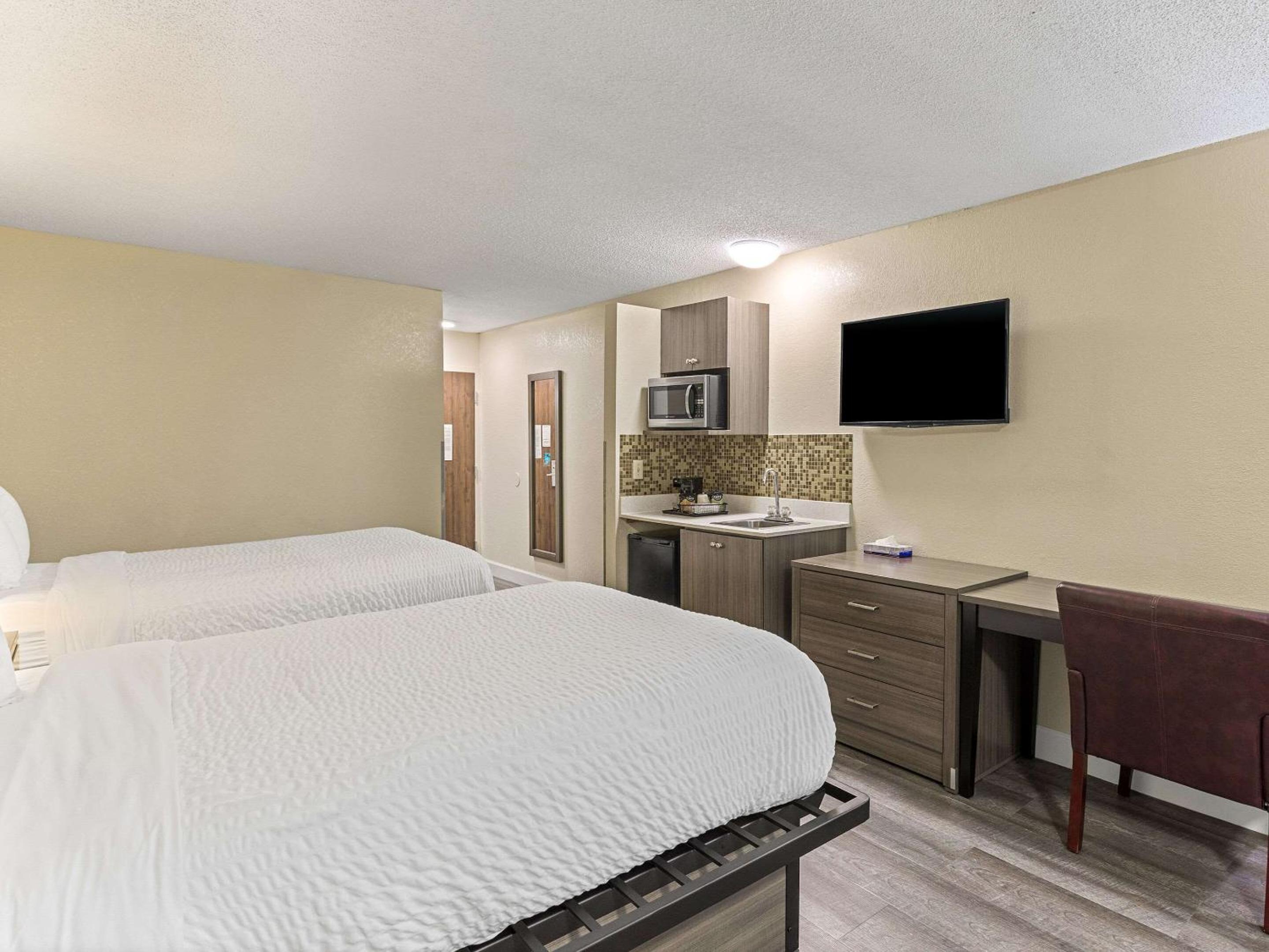 Standard Queen Room with Two Queen Beds - Non-Smoking - Photo 2