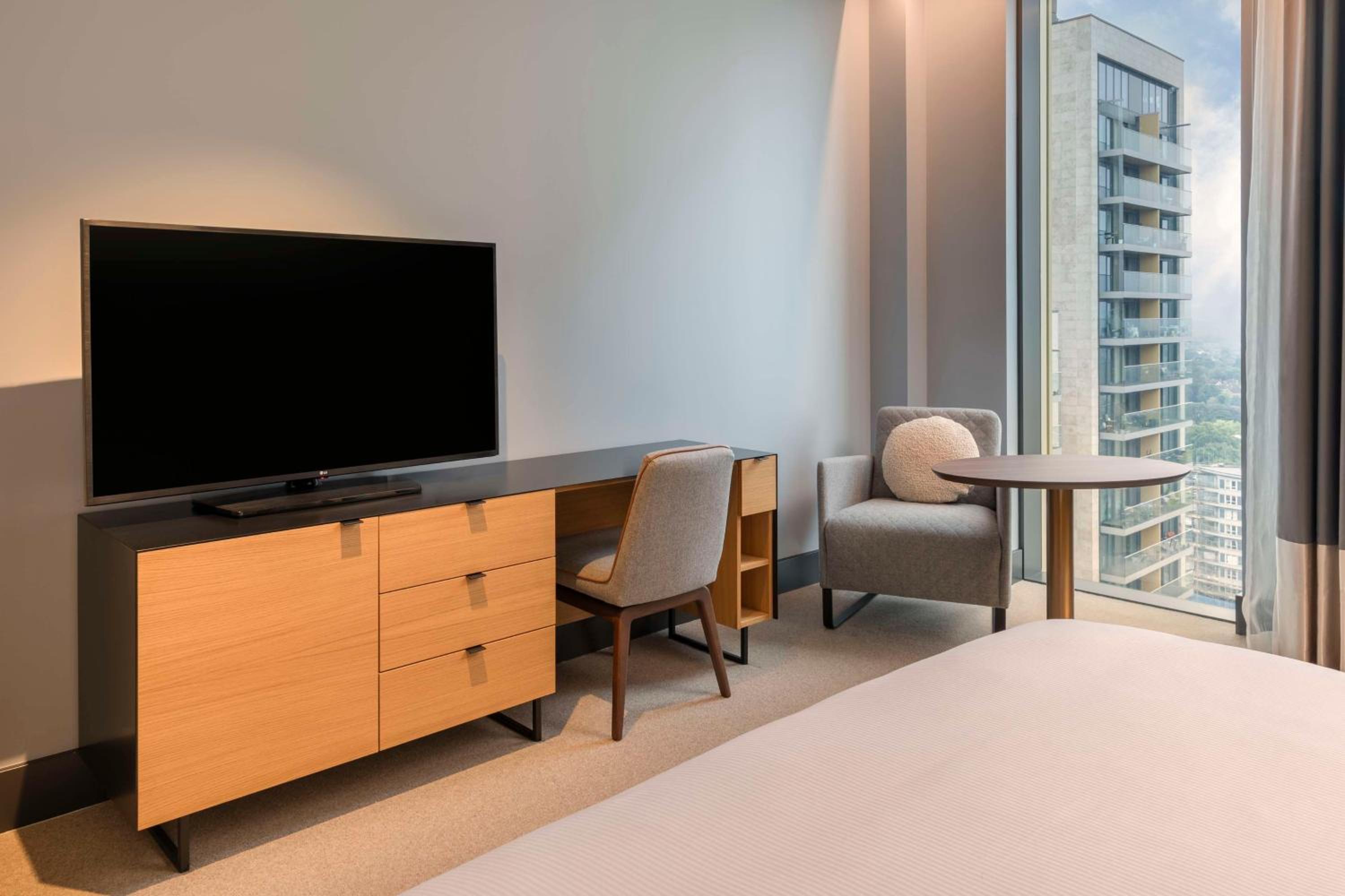 Executive Queen Room - Mobility Accessible - Photo 3