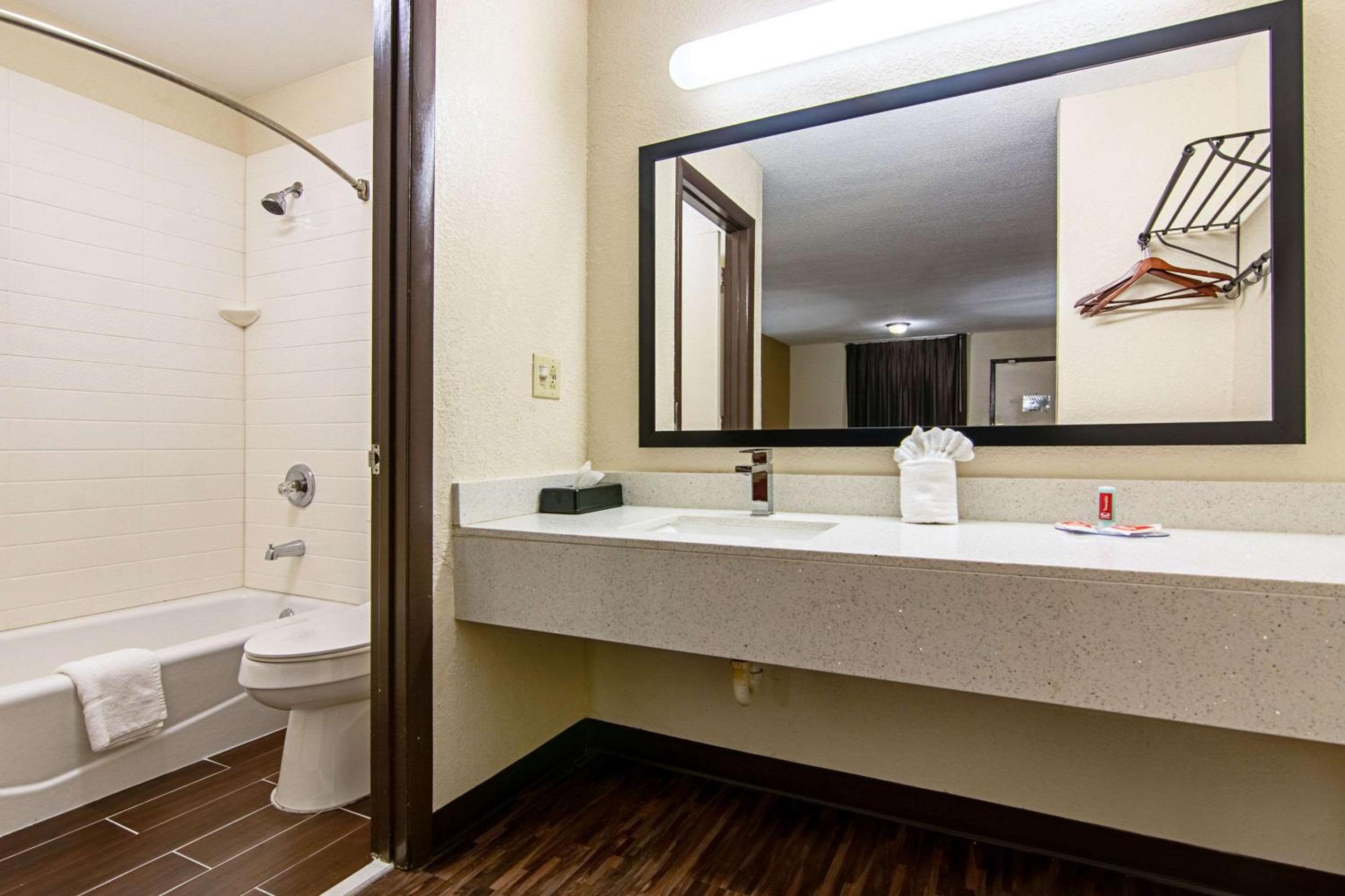 Double Room with Two Double Beds - Smoking - Photo 3