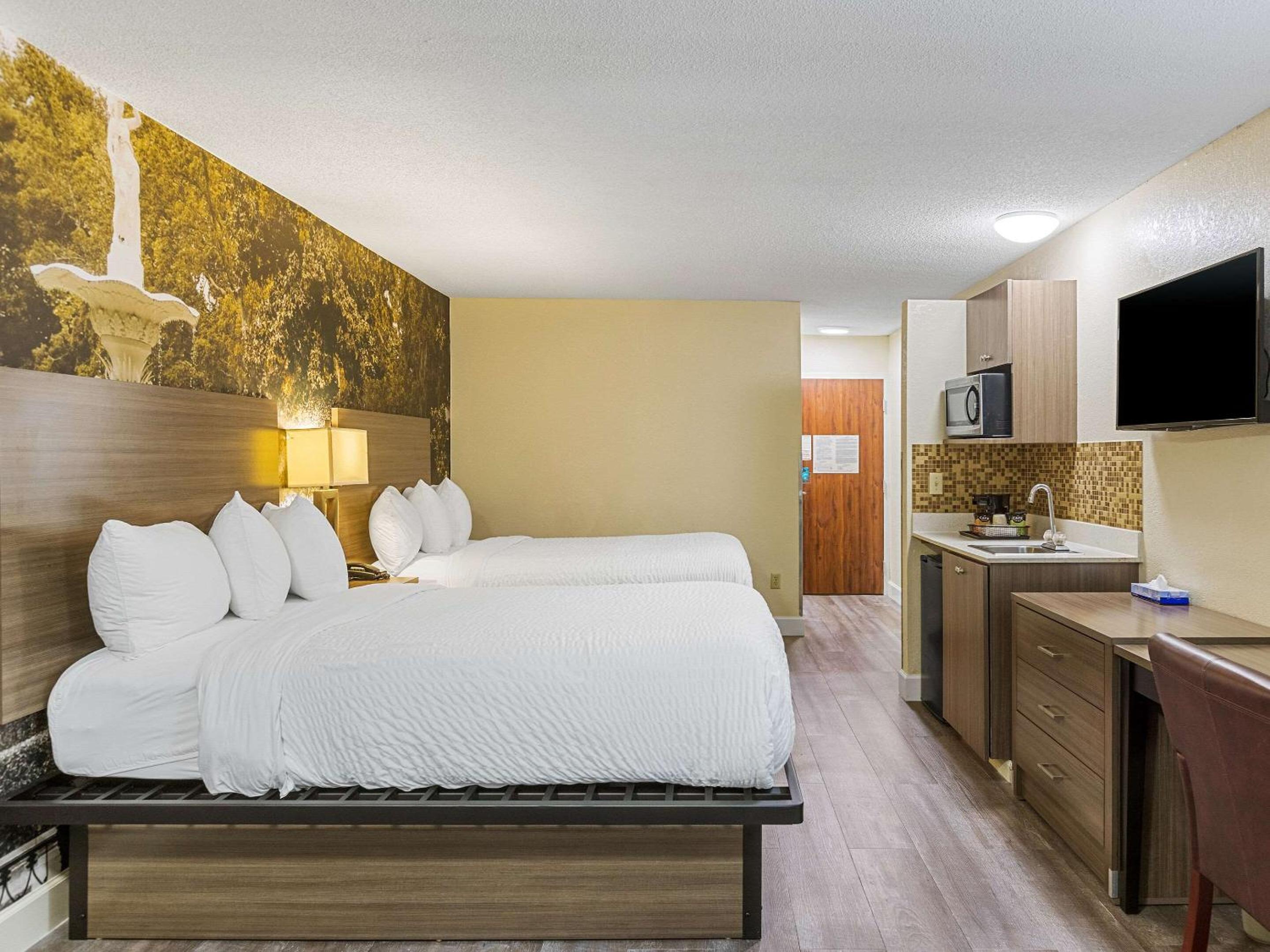 Standard Queen Room with Two Queen Beds - Non-Smoking - Photo 9