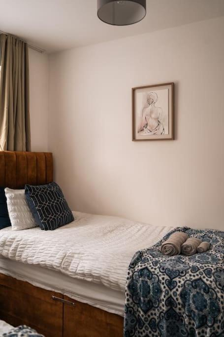 Three-Bedroom House photo 3