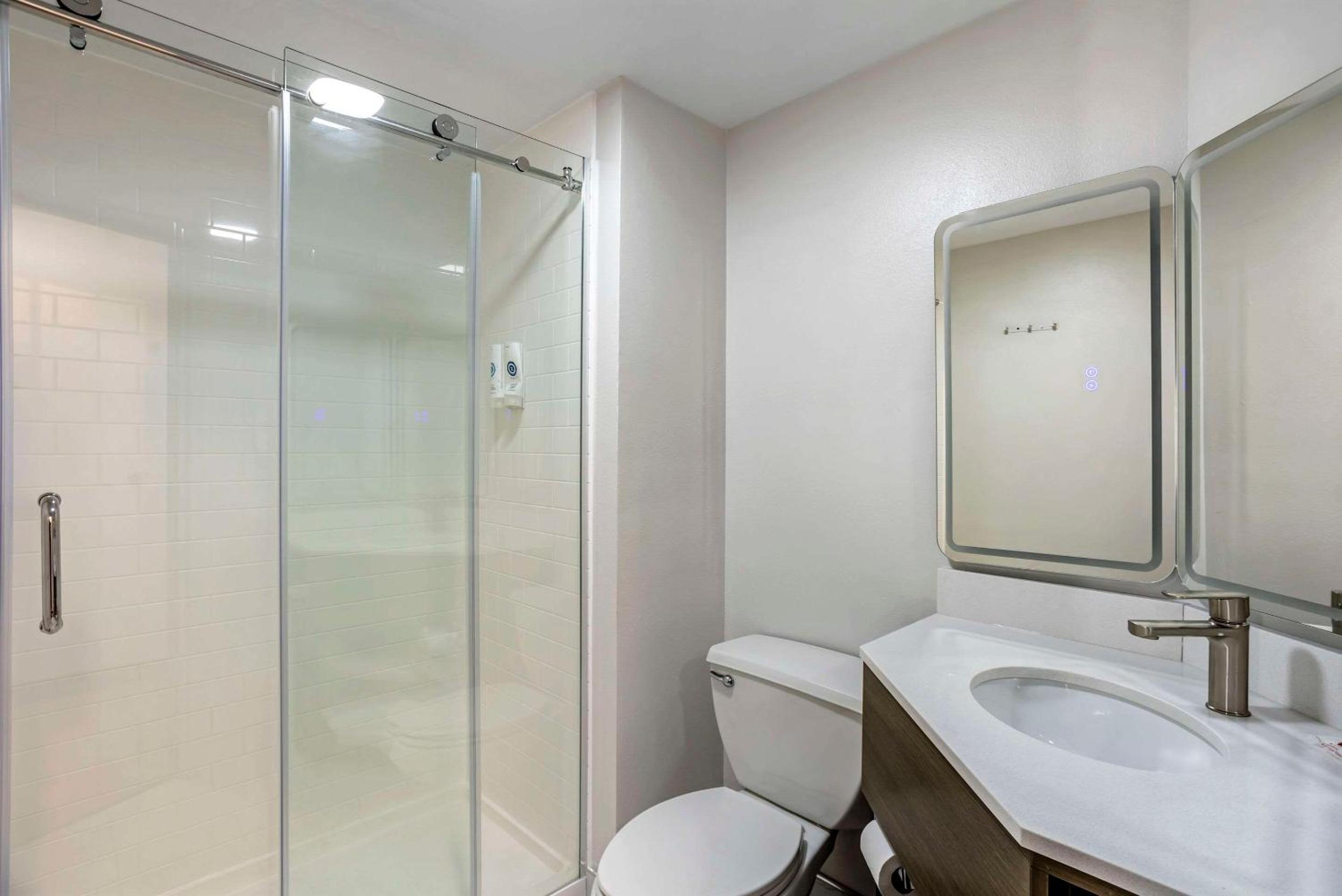 King Room with Whirlpool - Non Smoking/Interior Hall photo 3
