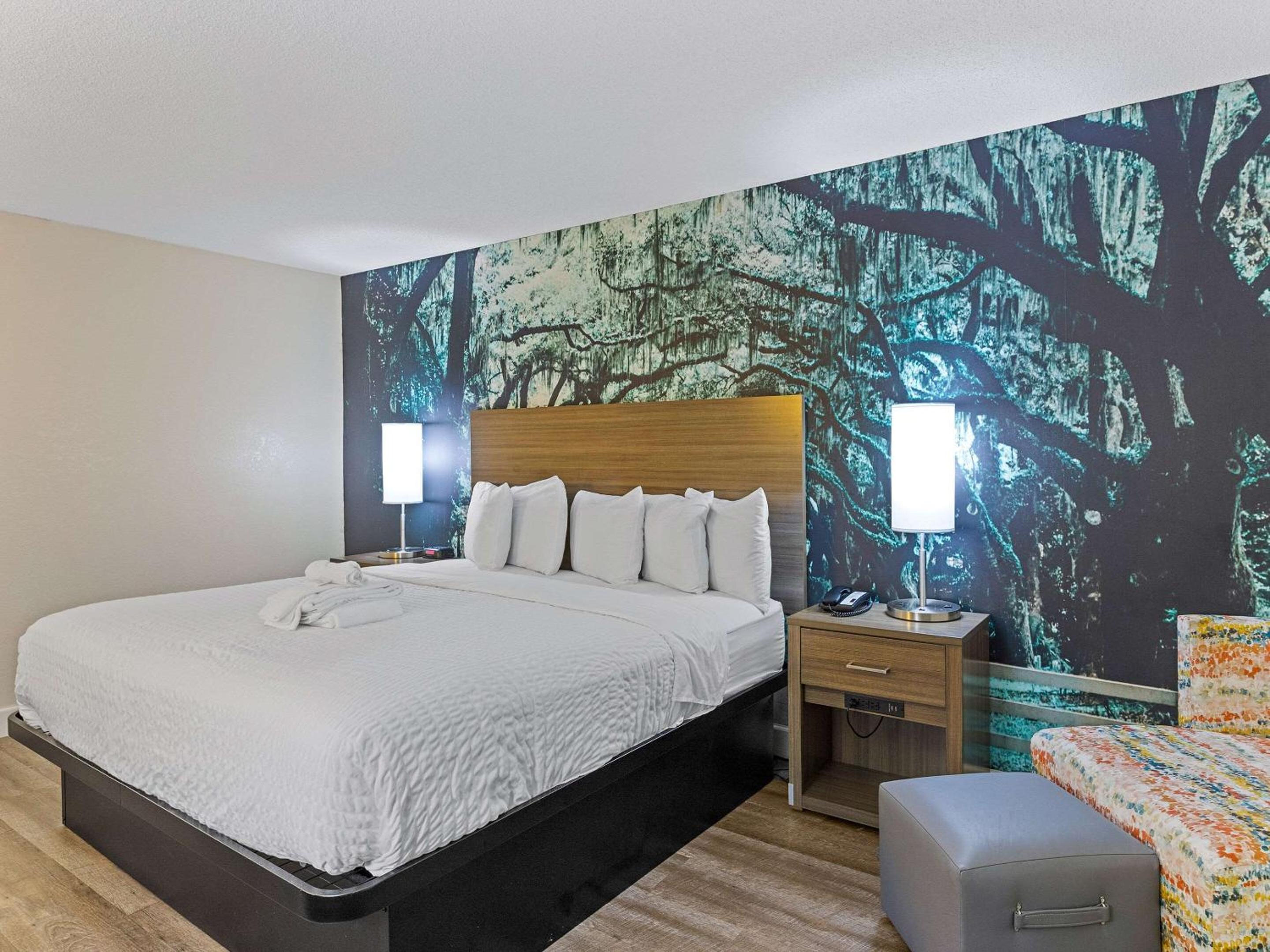 Standard King Room - Non-Smoking  - Photo 3