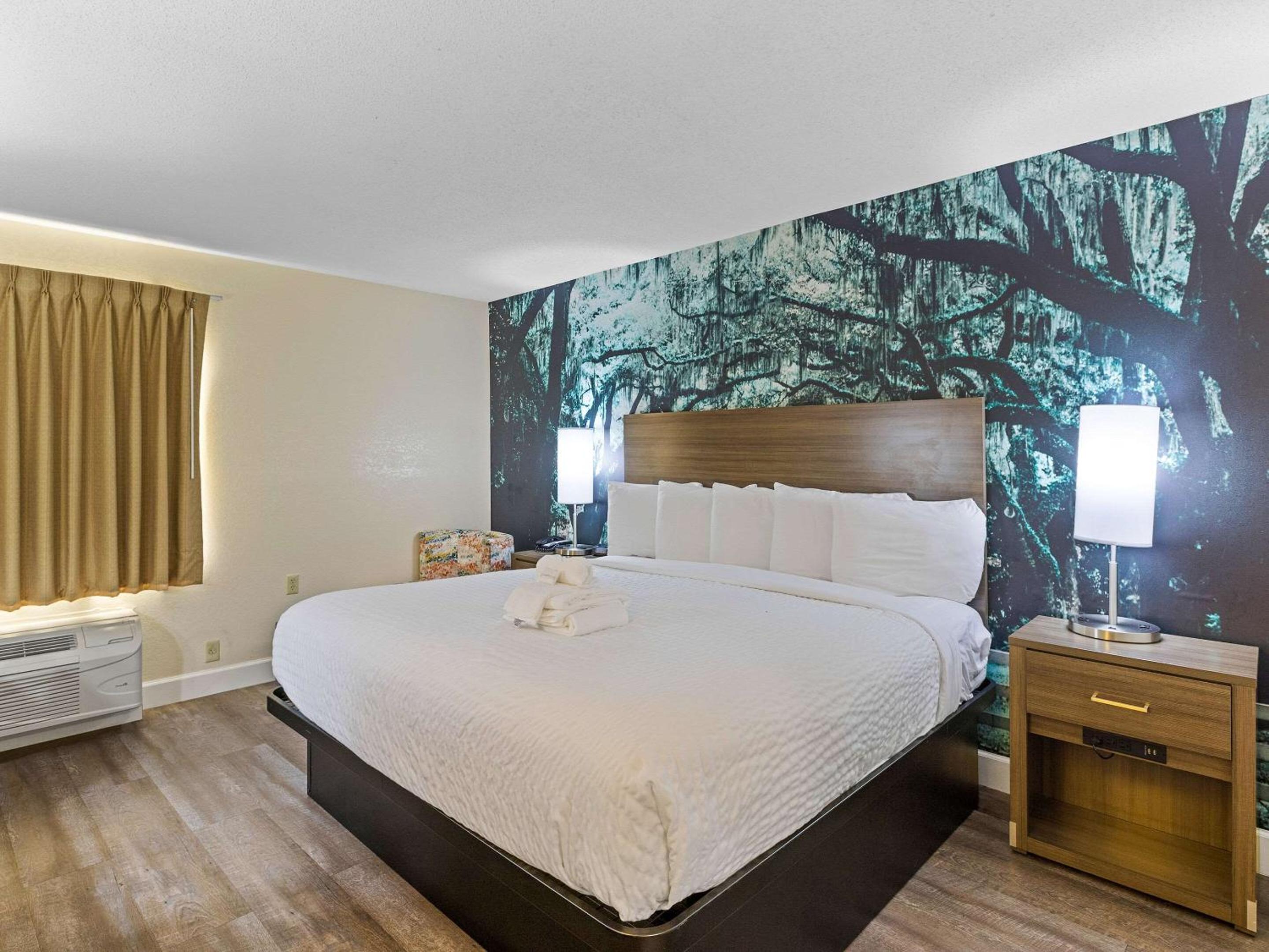 Standard King Room - Non-Smoking  - Photo 1