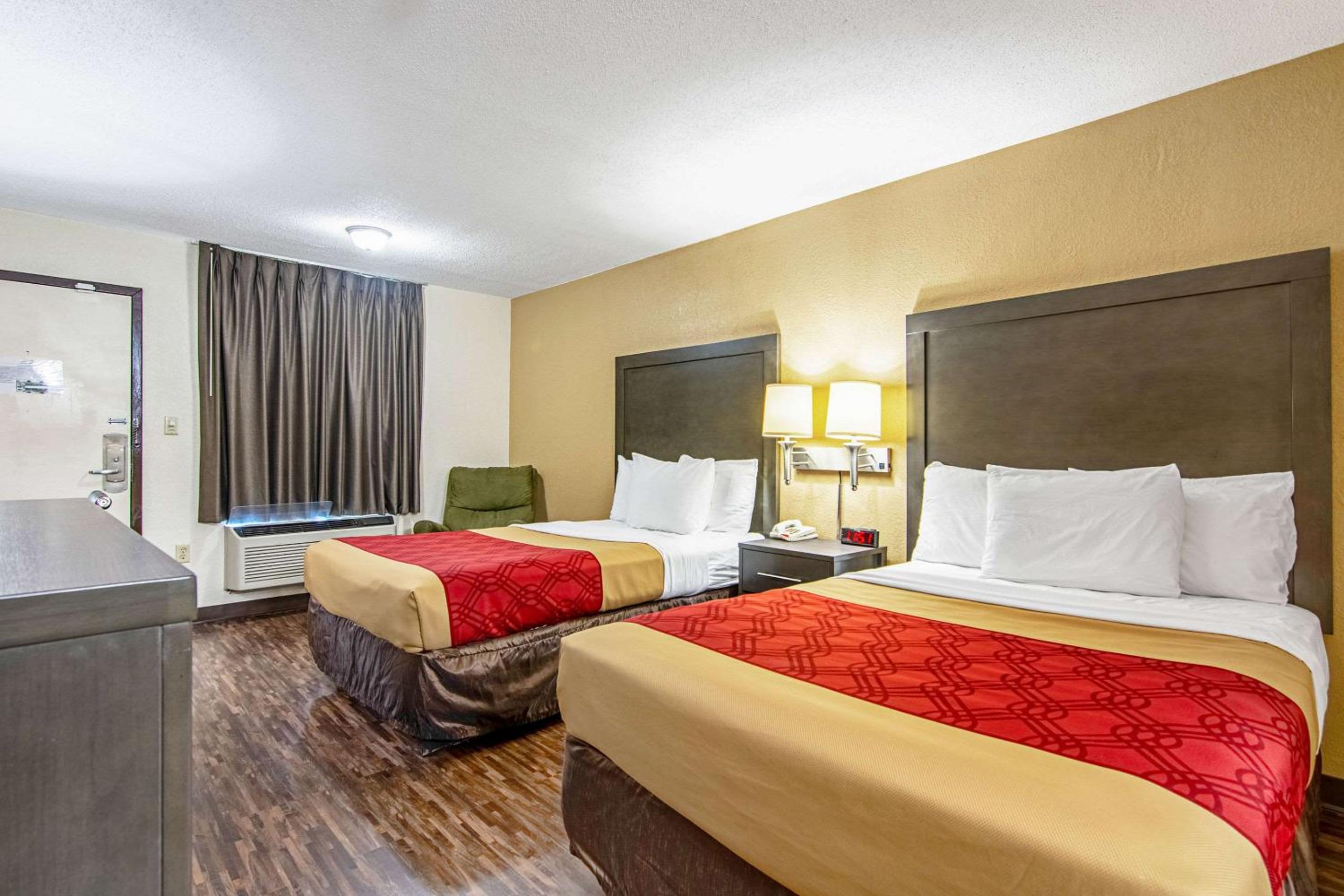 Double Room with Two Double Beds - Smoking - Photo 2
