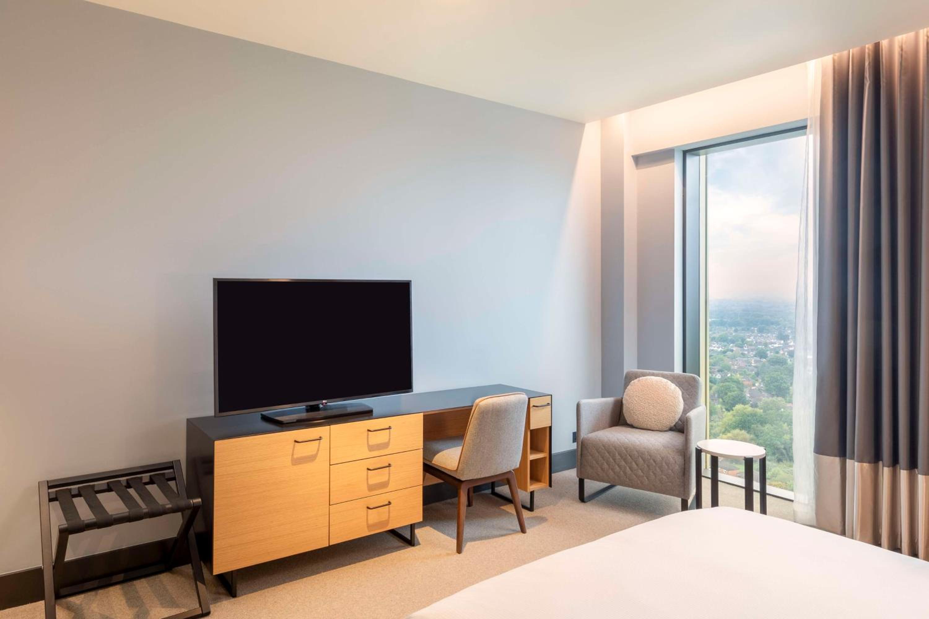 Executive Queen Room - Mobility Accessible - Photo 1