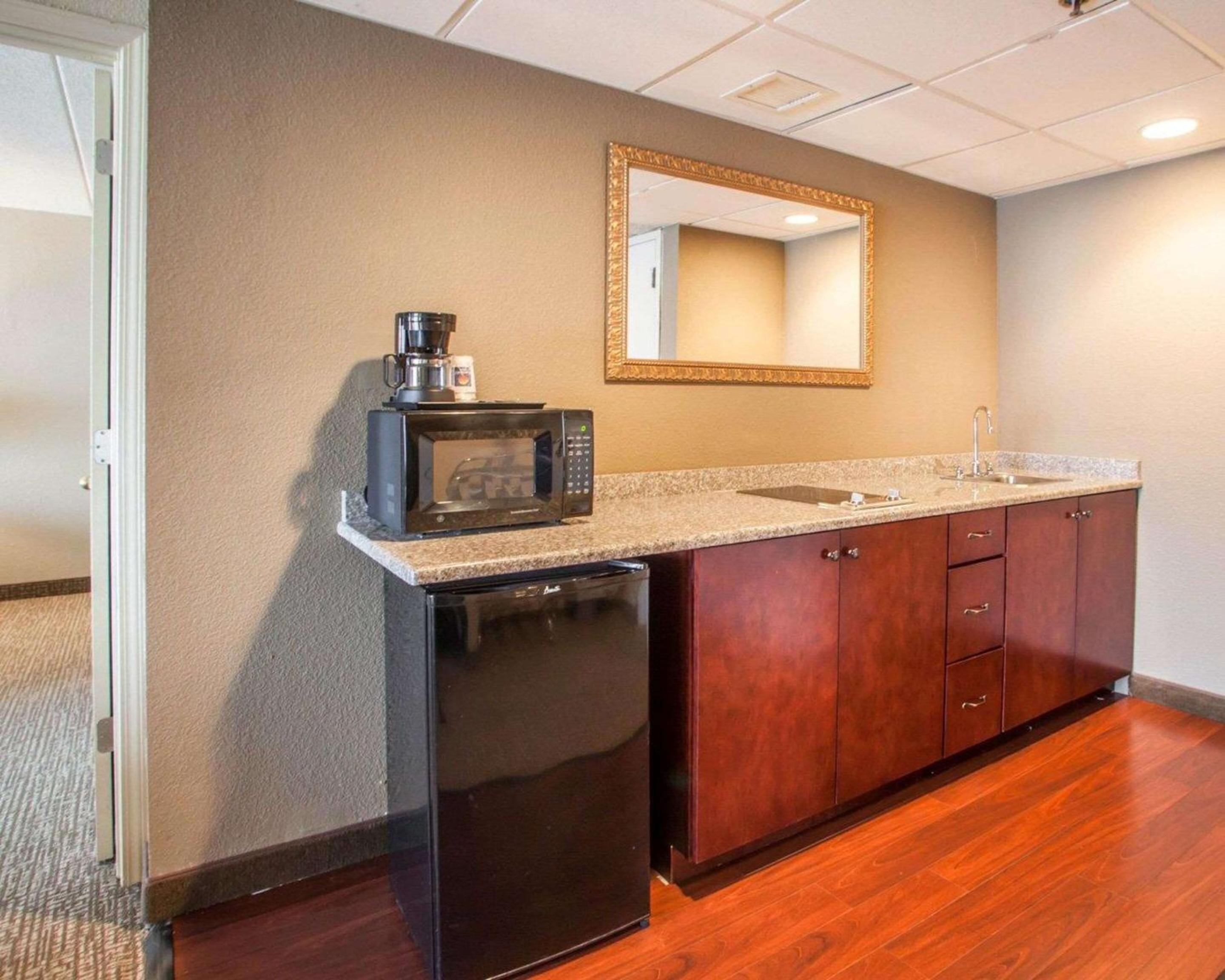 Superior Suite - Non-Smoking - Photo 9