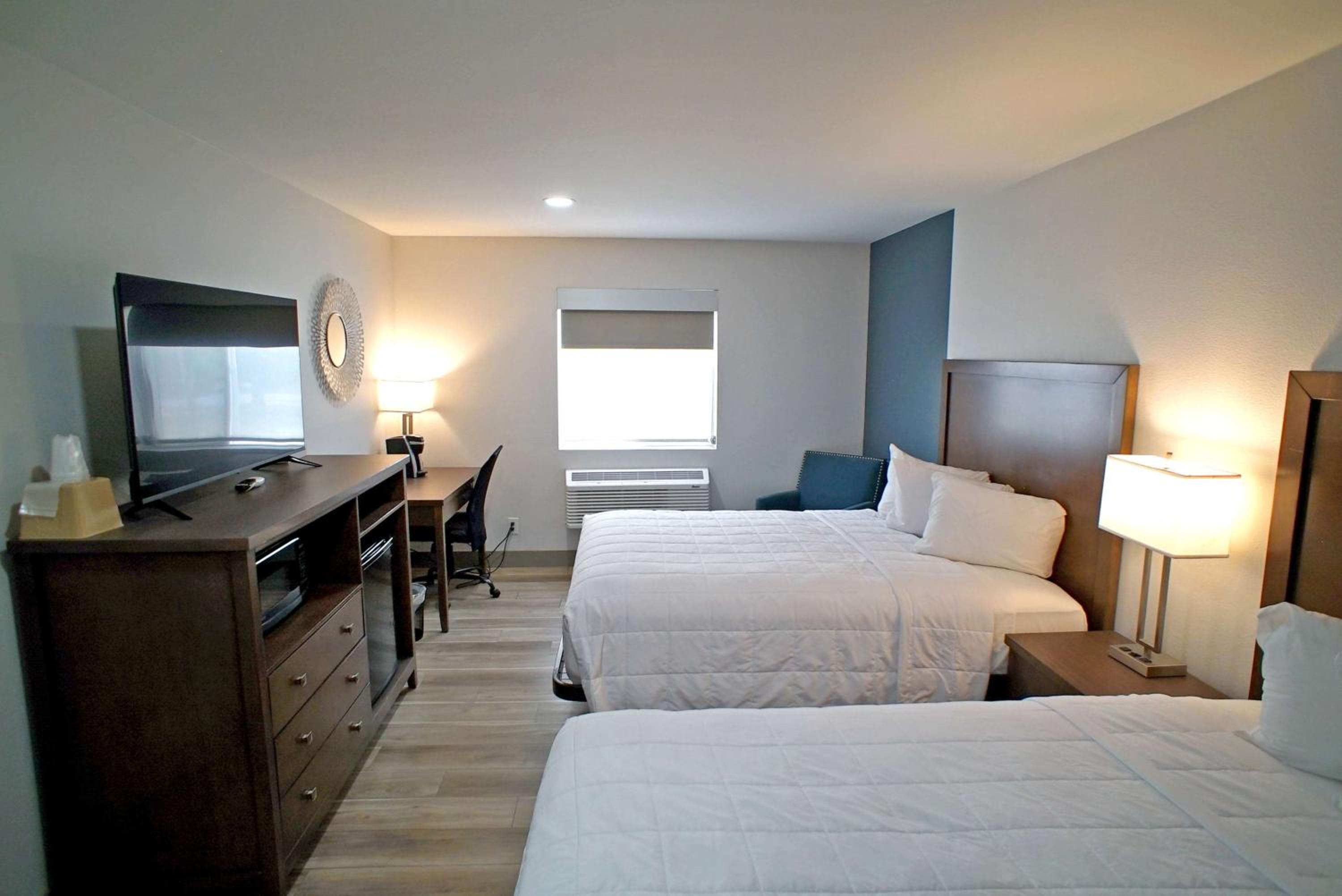 Queen Room with Two Queen Beds - Non-Smoking - Photo 2