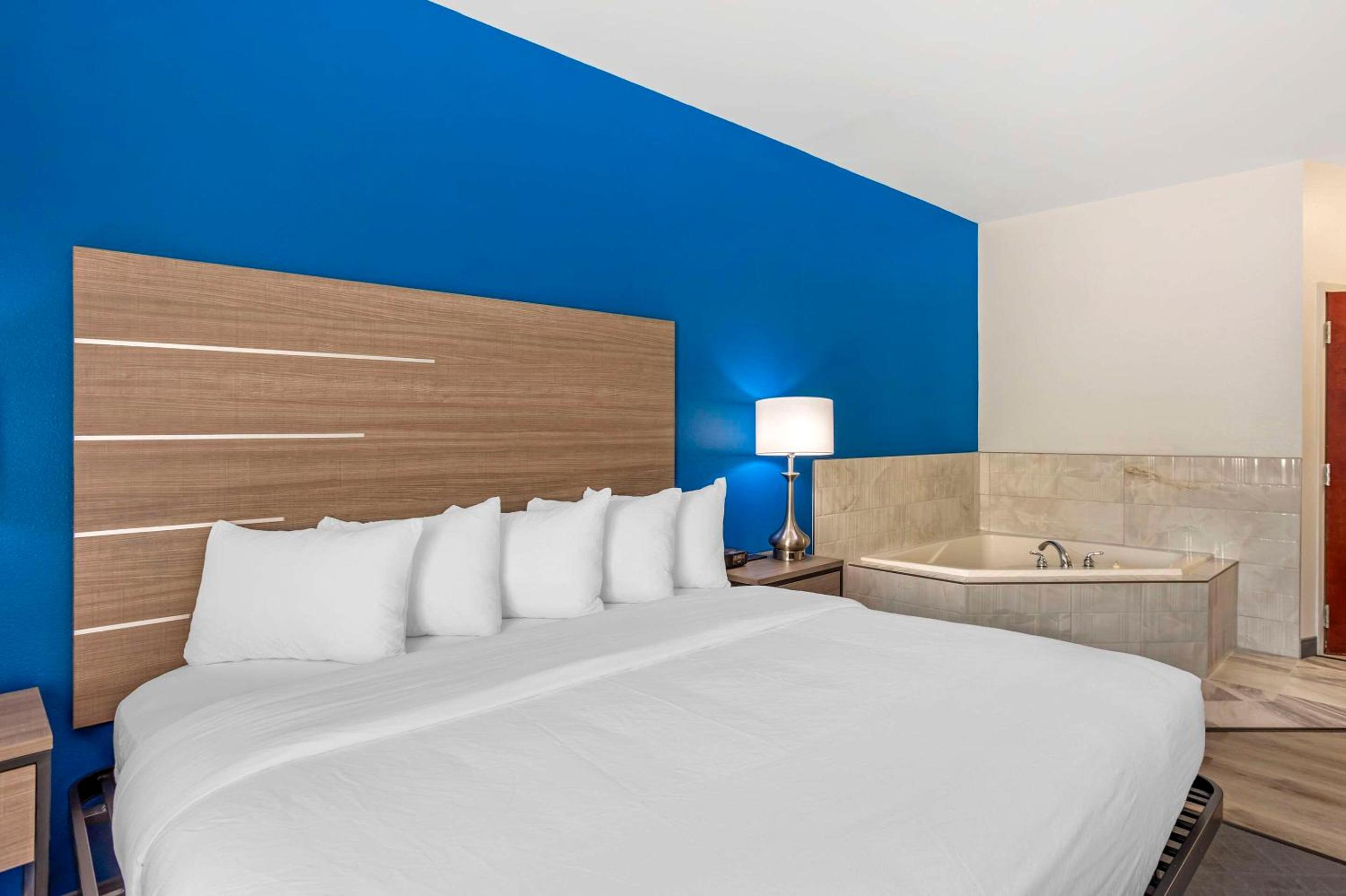 King Room with Whirlpool - Non Smoking/Interior Hall photo 1