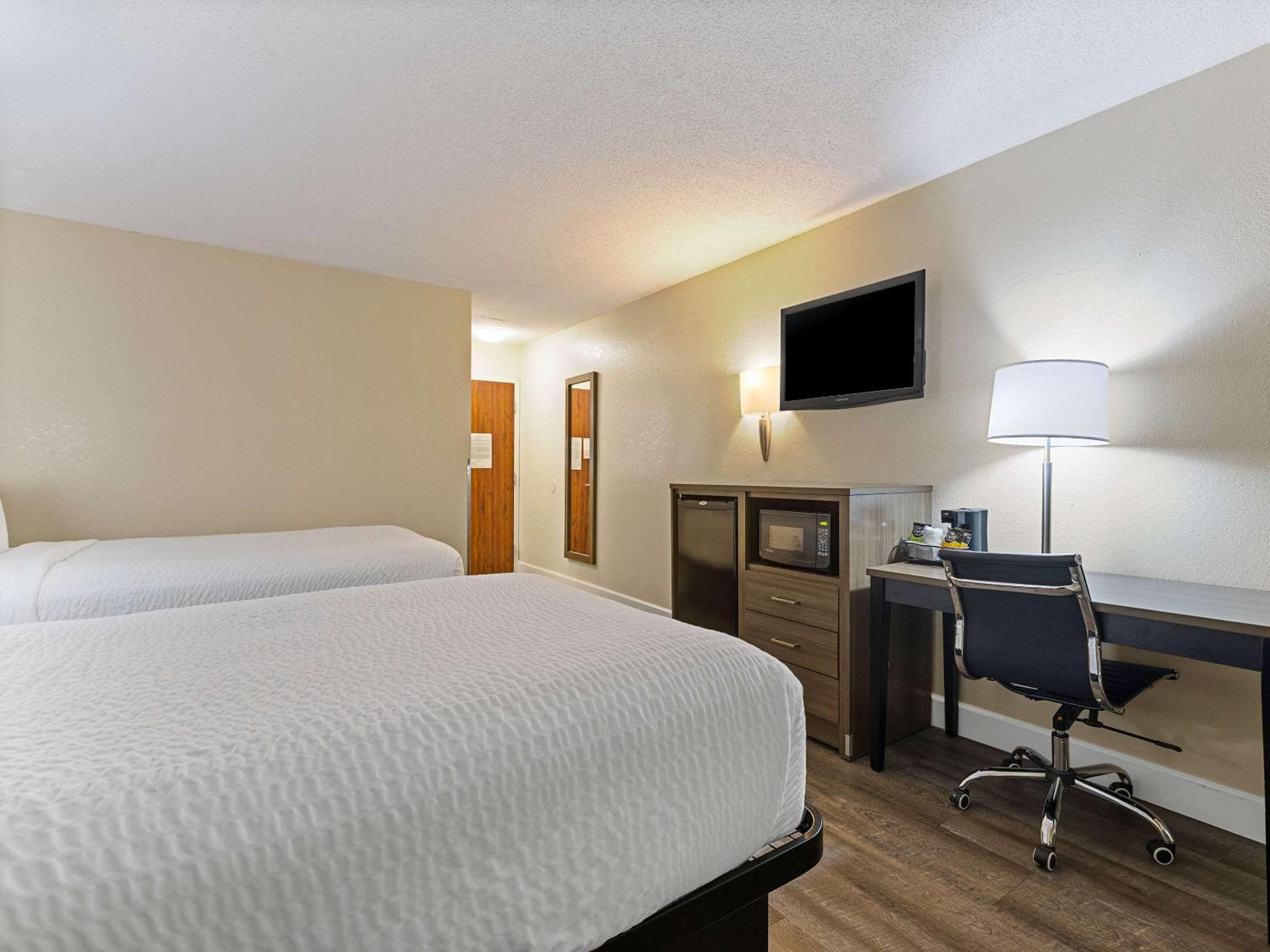 Standard Queen Room with Two Queen Beds - Non-Smoking - Photo 8