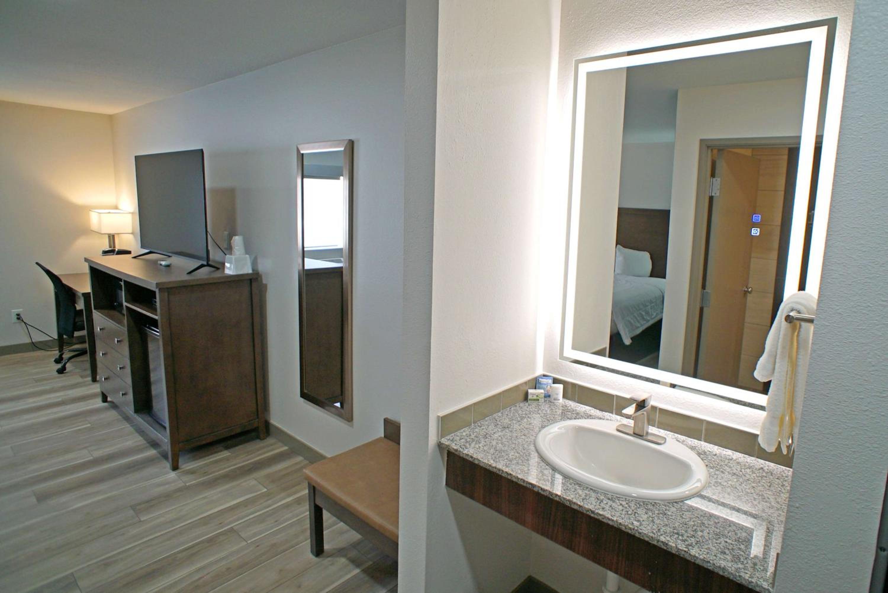 King Suite - Non-Smoking - Photo 2