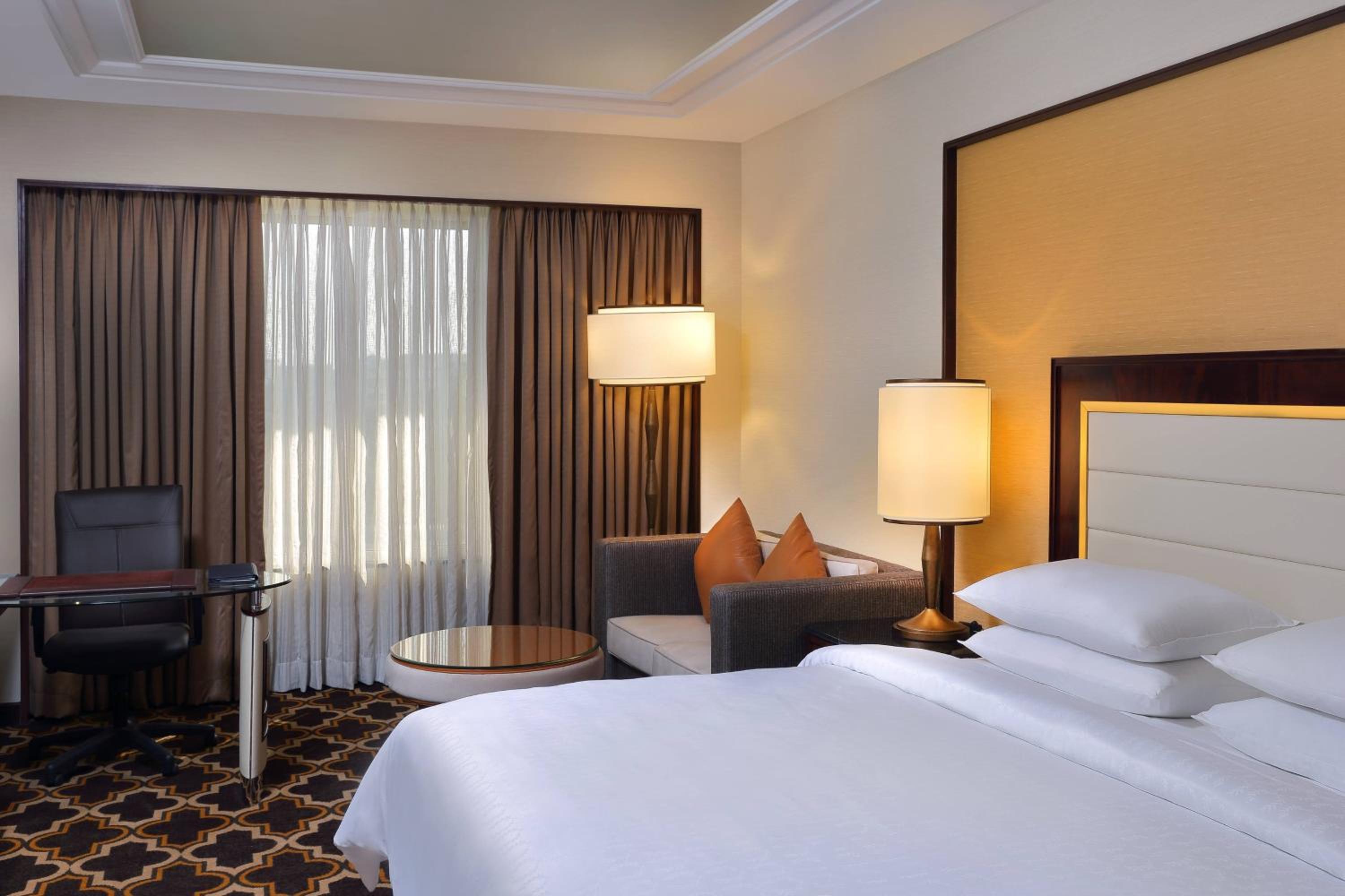 Club King Room with Lounge Access - Complimentary IMFL from 6pm to 8pm - Photo 2