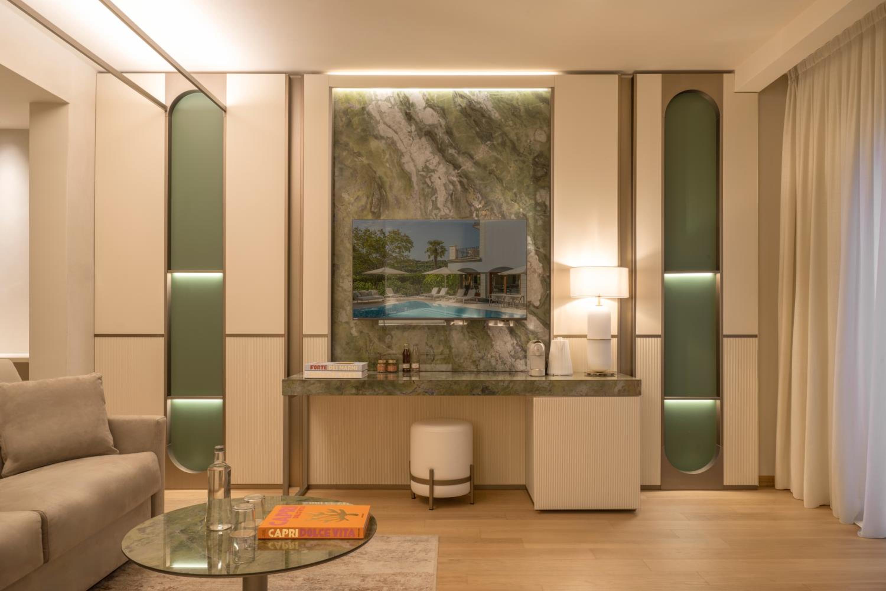Suite - Photo 1