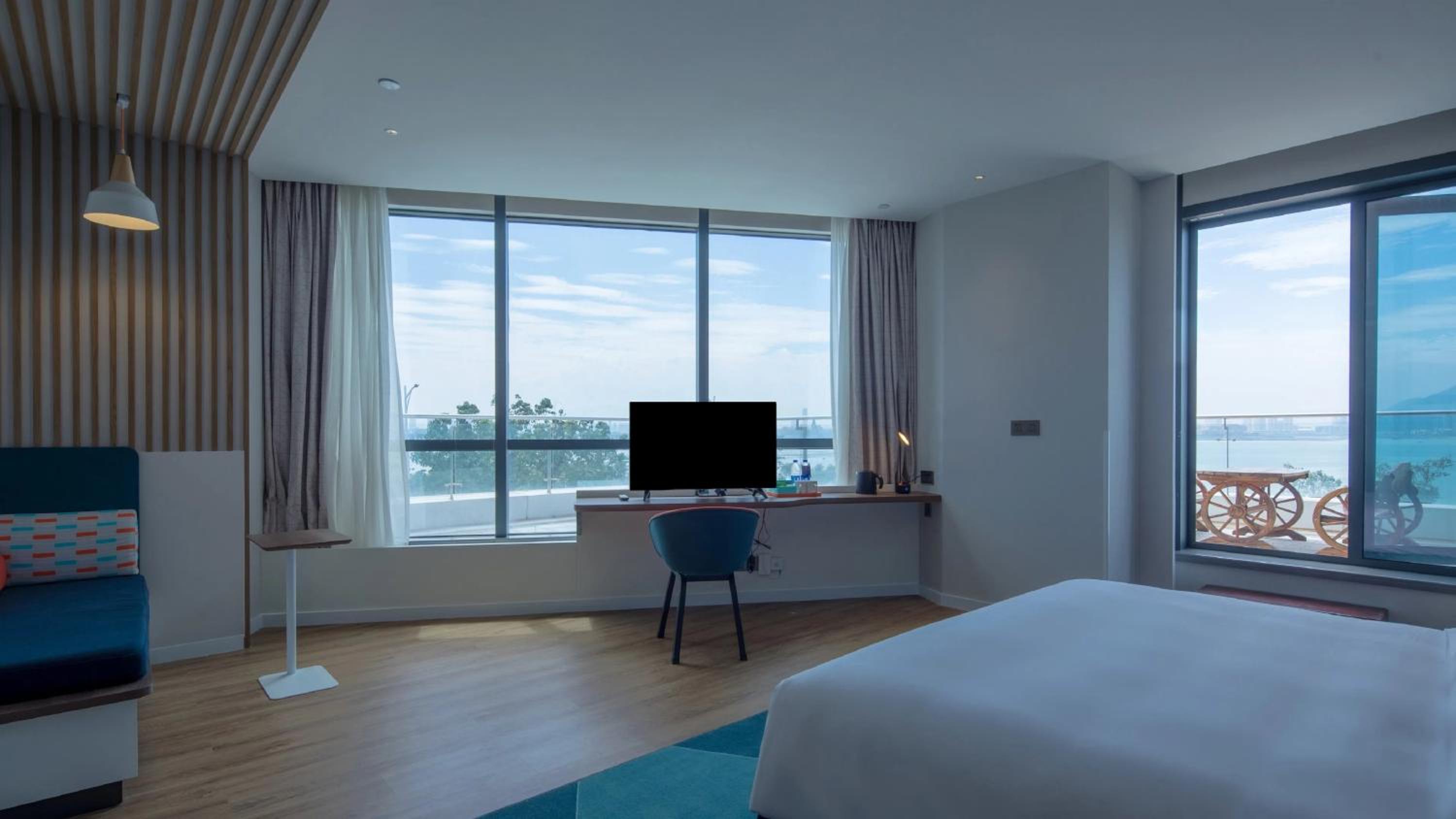 Standard King Room with Balcony - Photo 6