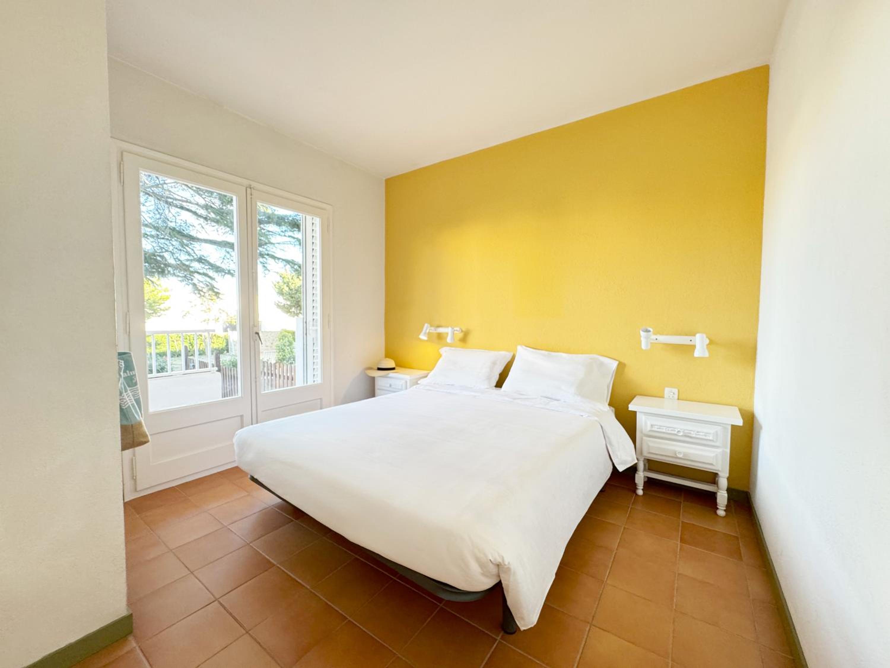 Apartamento de Dos Dormitorios con Vista al Jardín