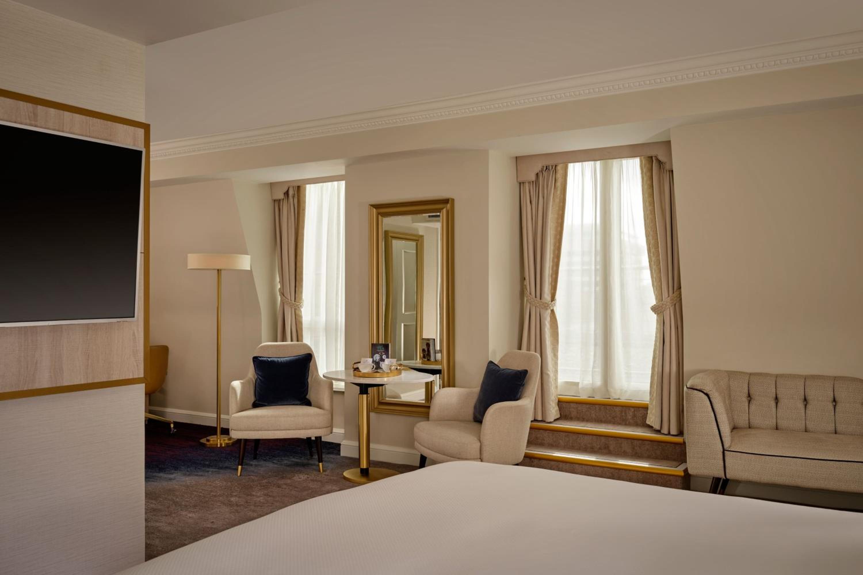 Heritage Deluxe King Room with Balcony and City View thumbnail 5