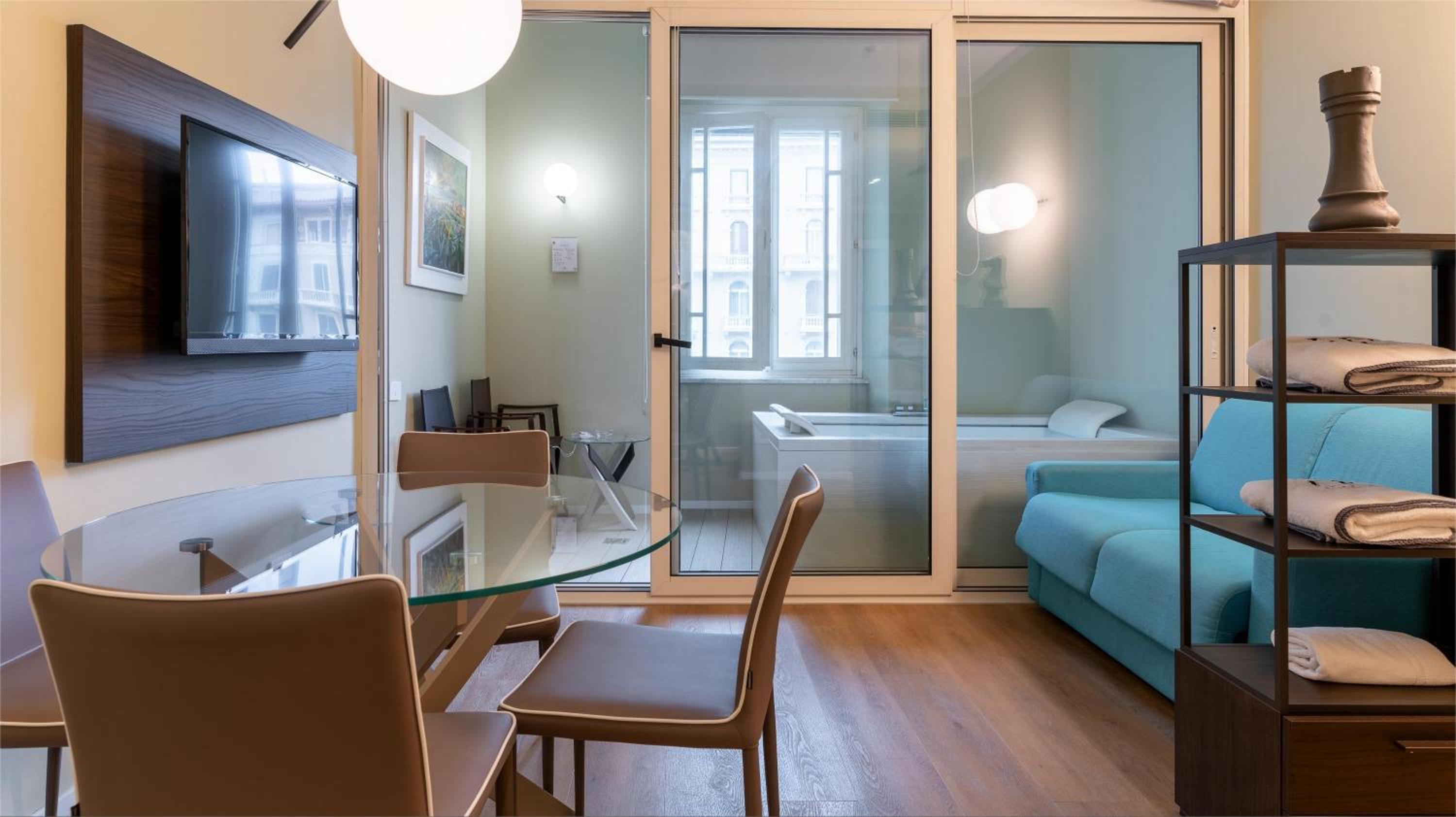 Suite with Spa Bath - Photo 22