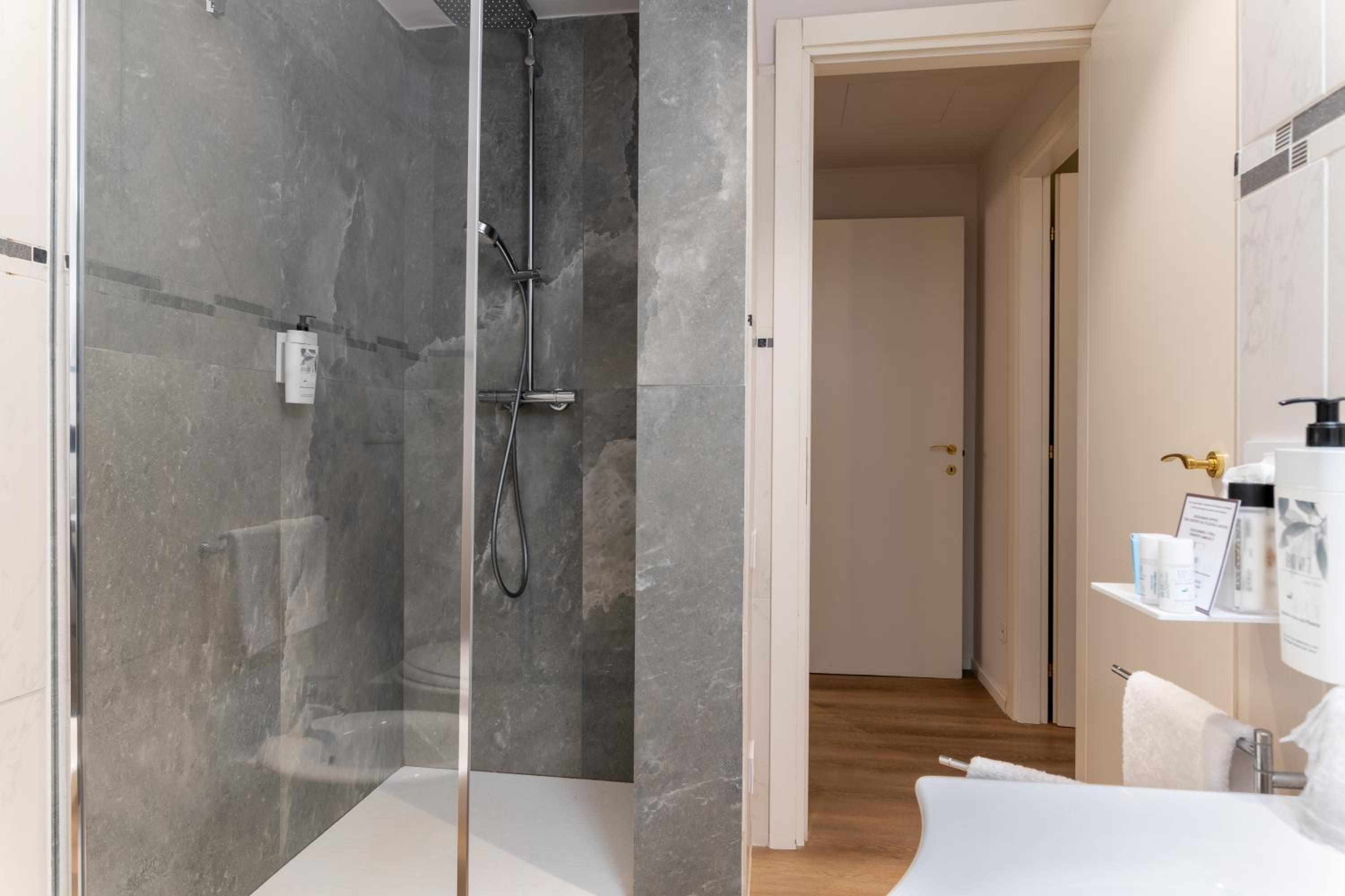 Suite with Spa Bath - Photo 16