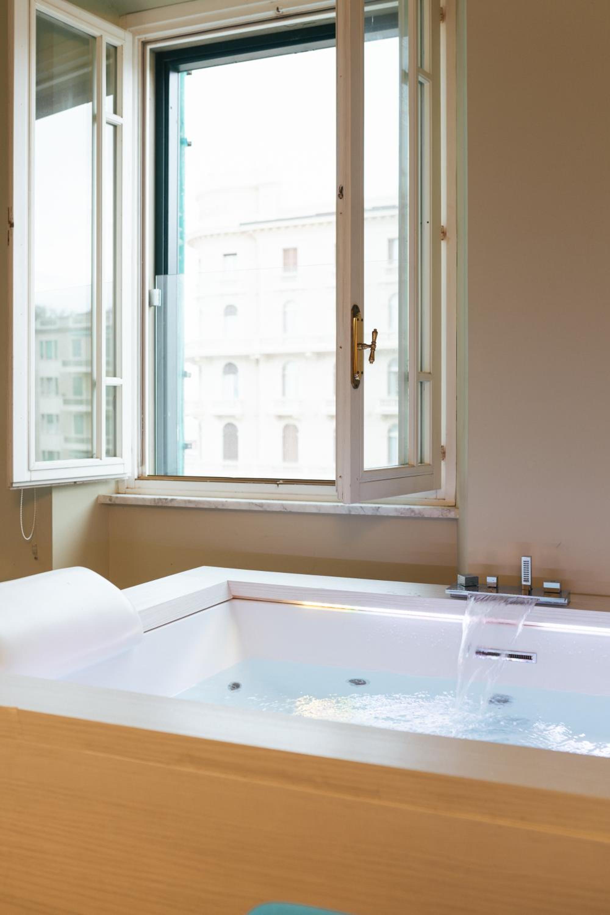 Suite with Spa Bath - Photo 34