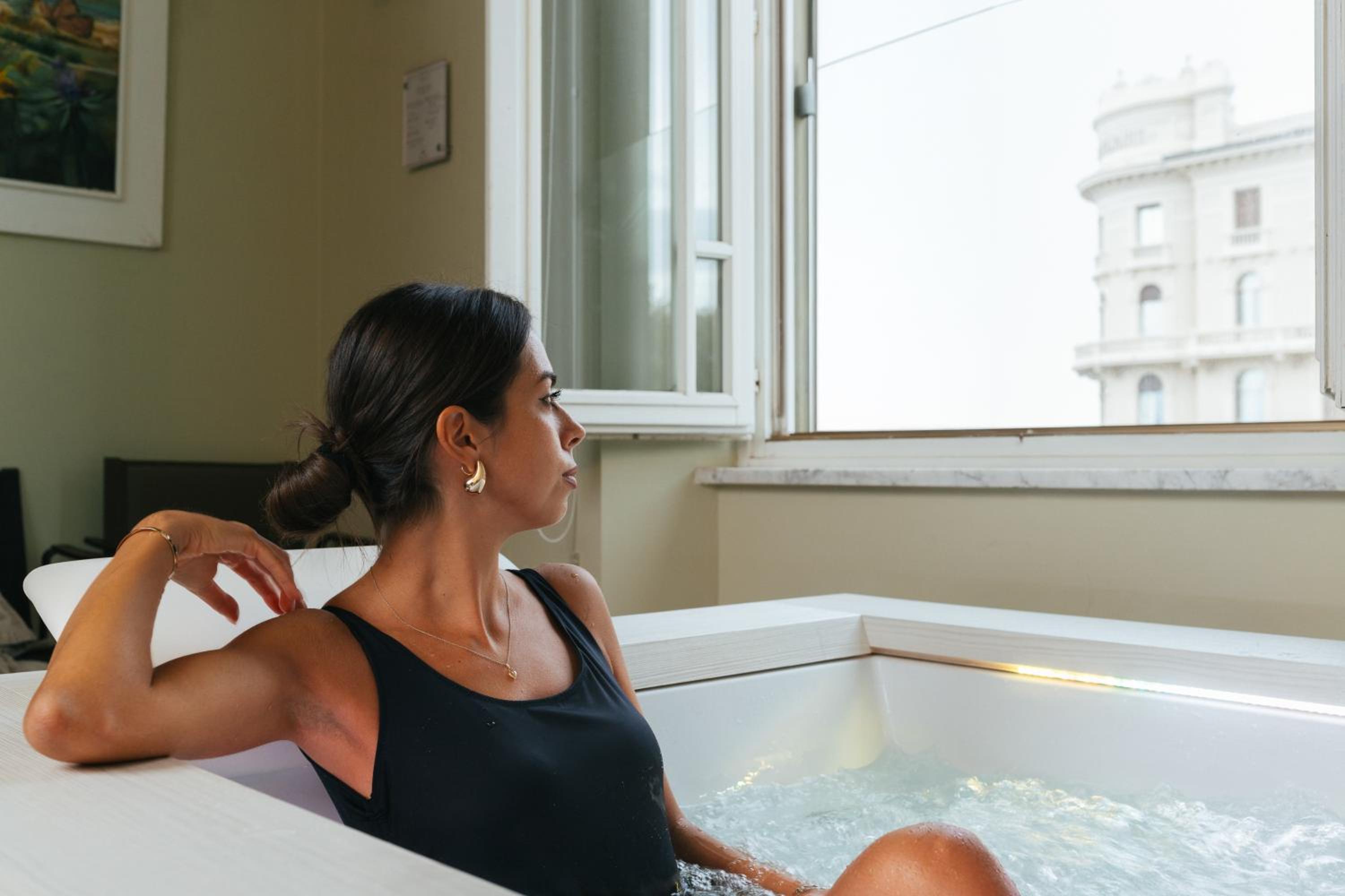 Suite with Spa Bath - Photo 3