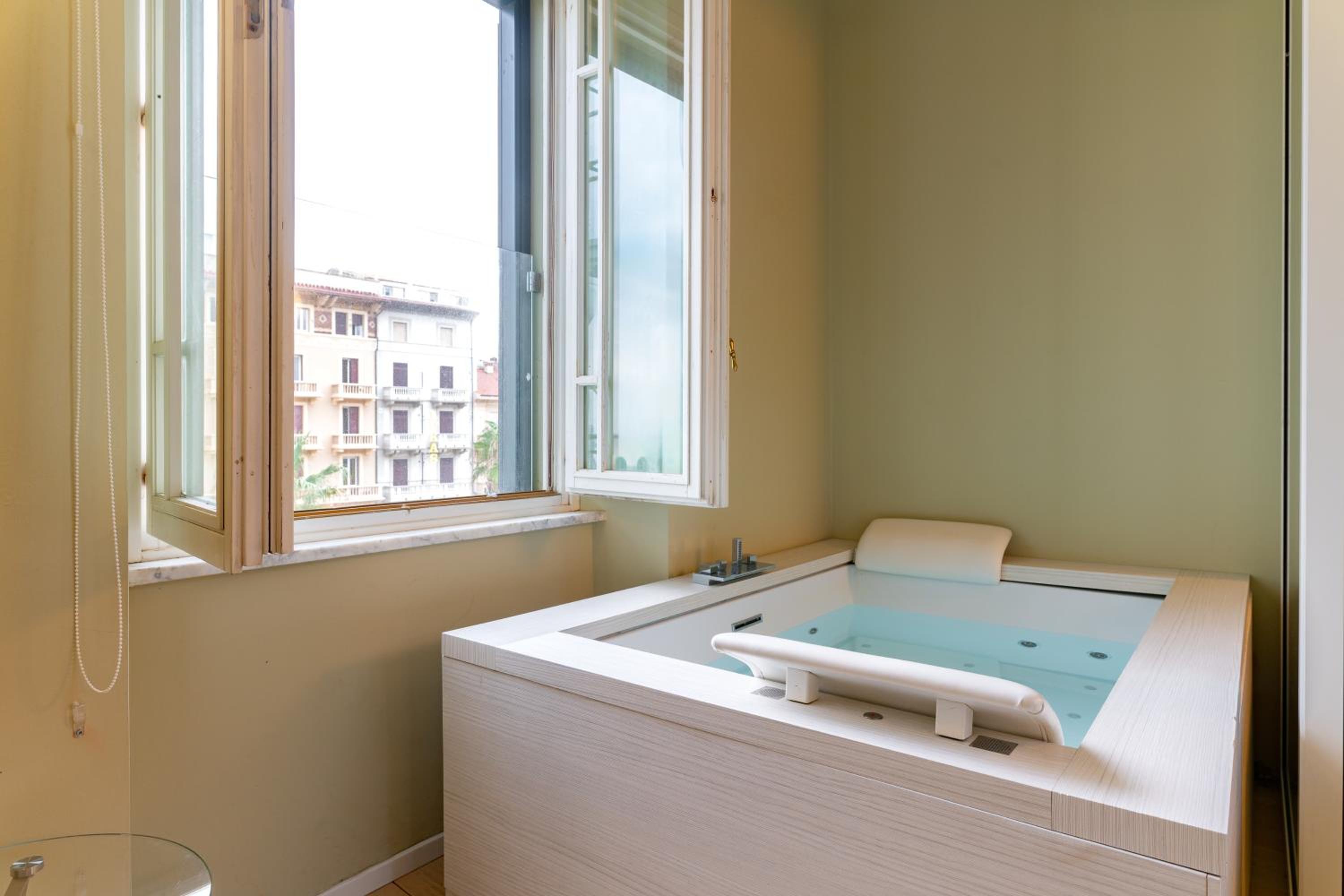 Suite with Spa Bath - Photo 32
