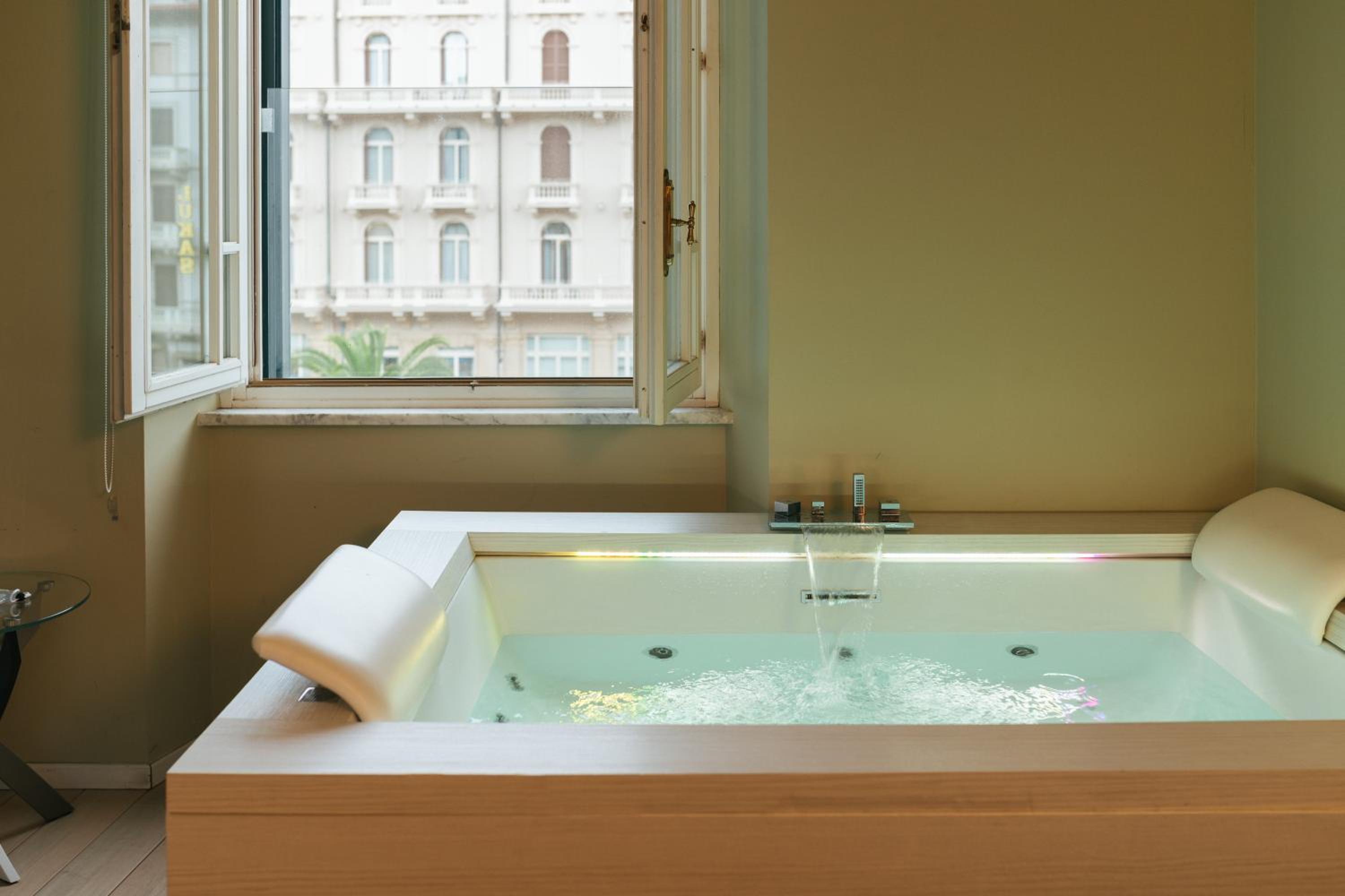 Suite with Spa Bath - Photo 30