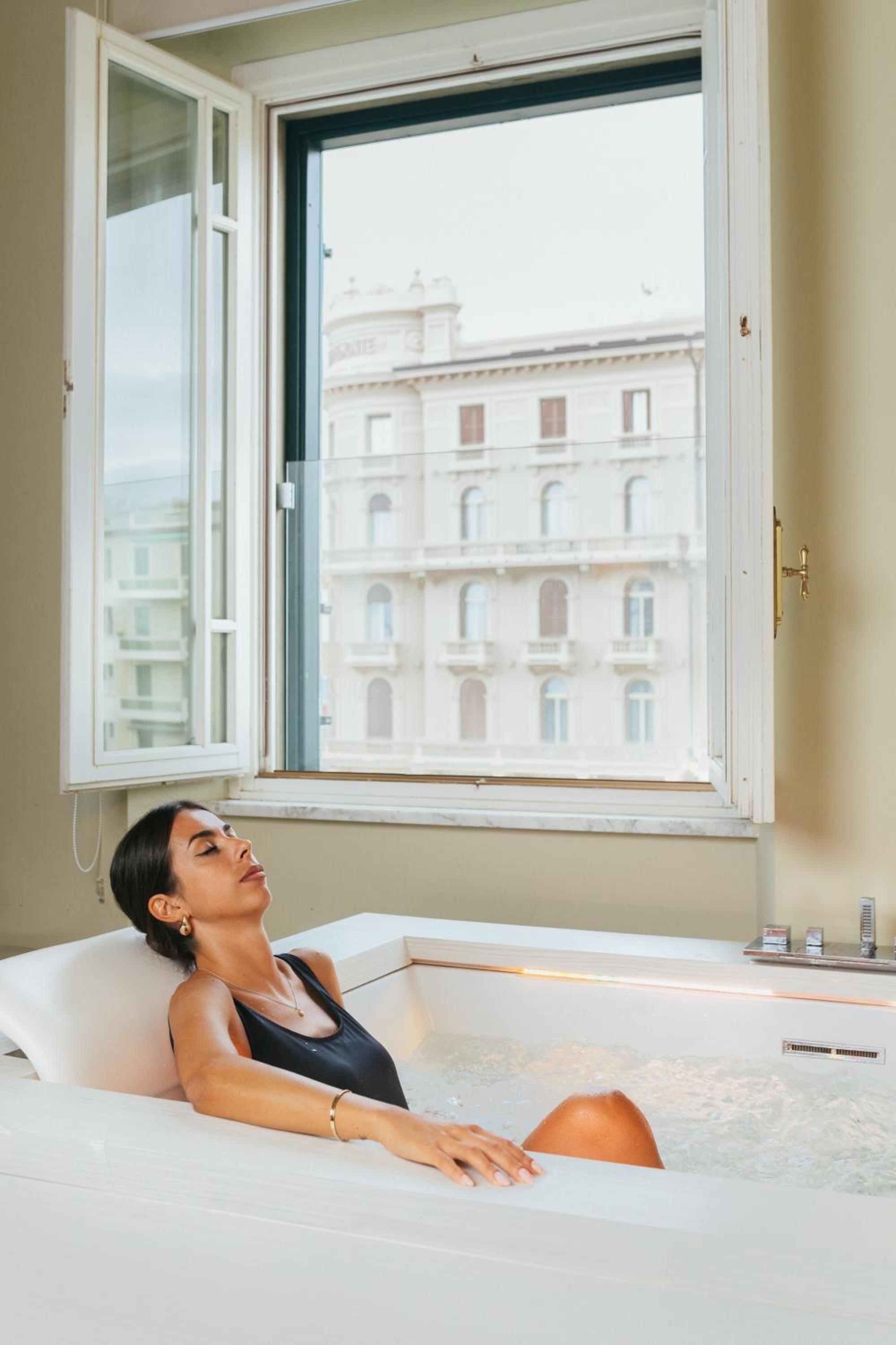 Suite with Spa Bath - Photo 36
