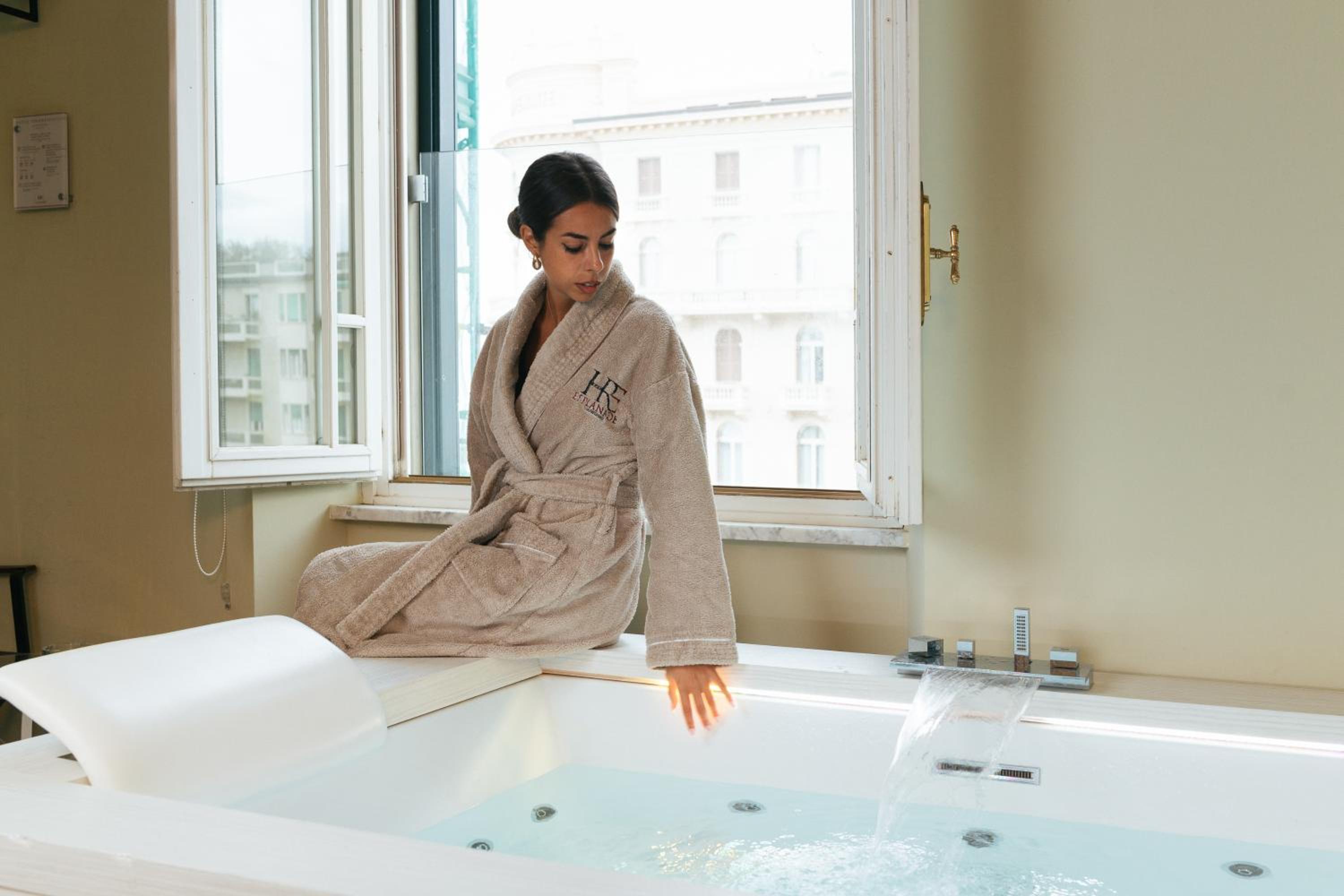 Suite with Spa Bath - Photo 38
