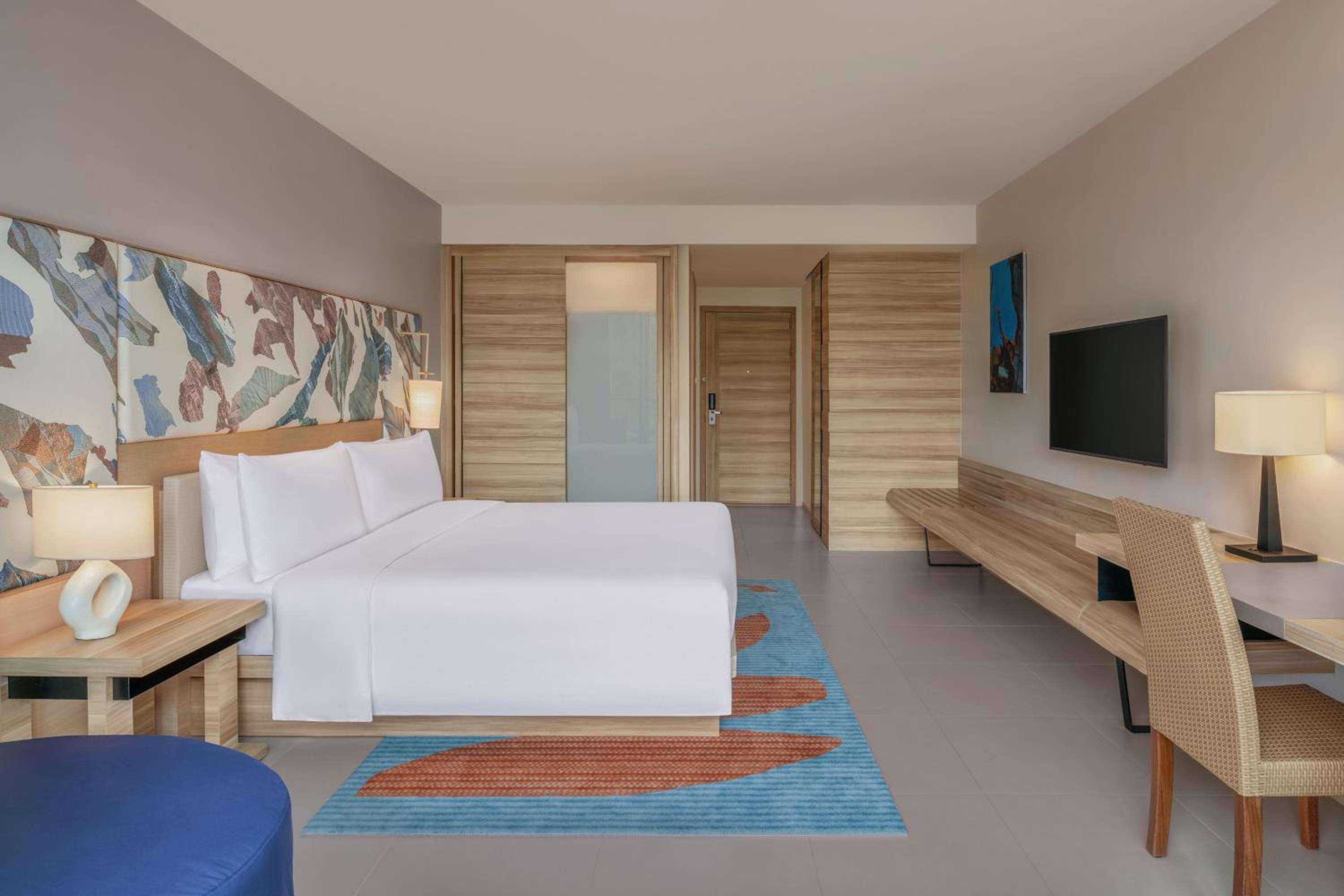 Deluxe King Room with Balcony and Garden View - Photo 2