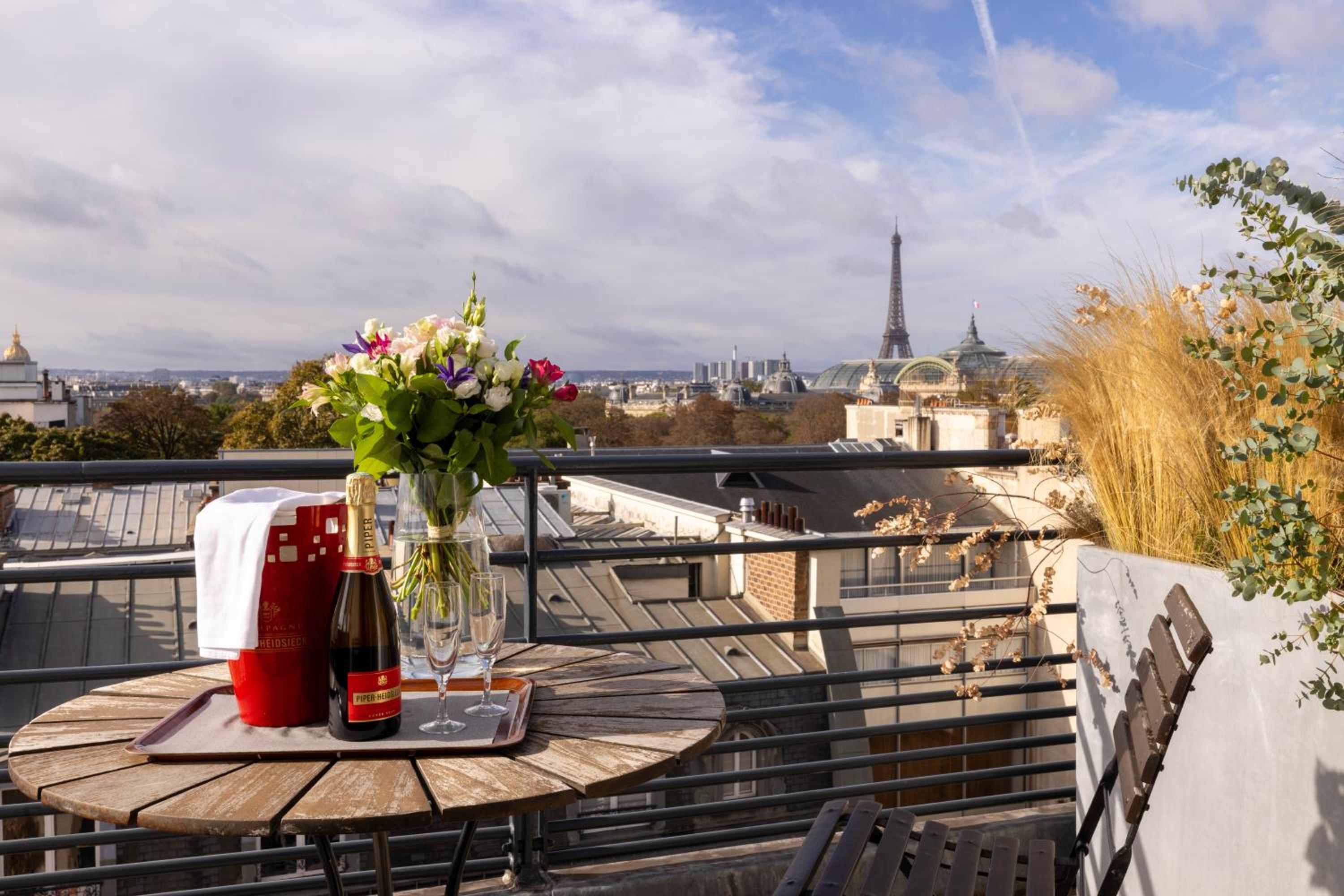 Junior Suite with Eiffel Tower View photo 2