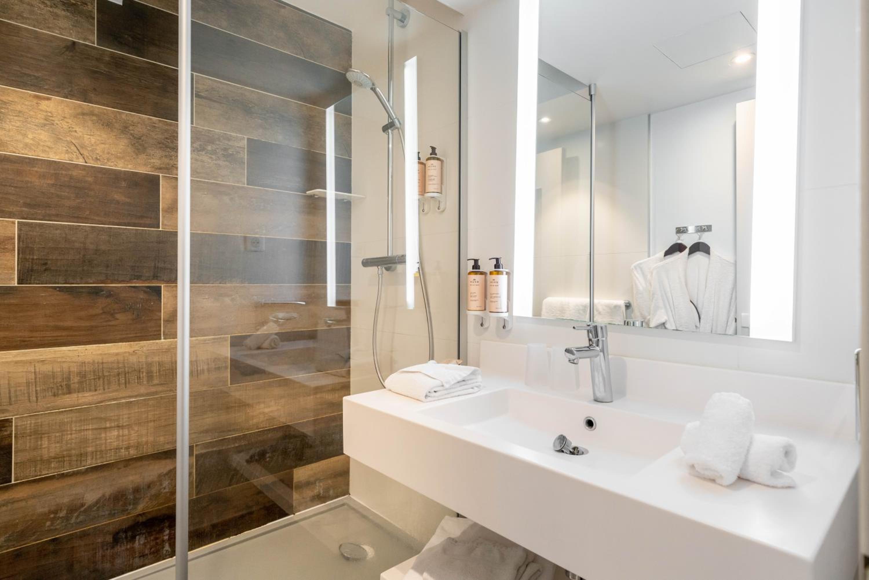 Superior Double Room with Pool View - Photo 4