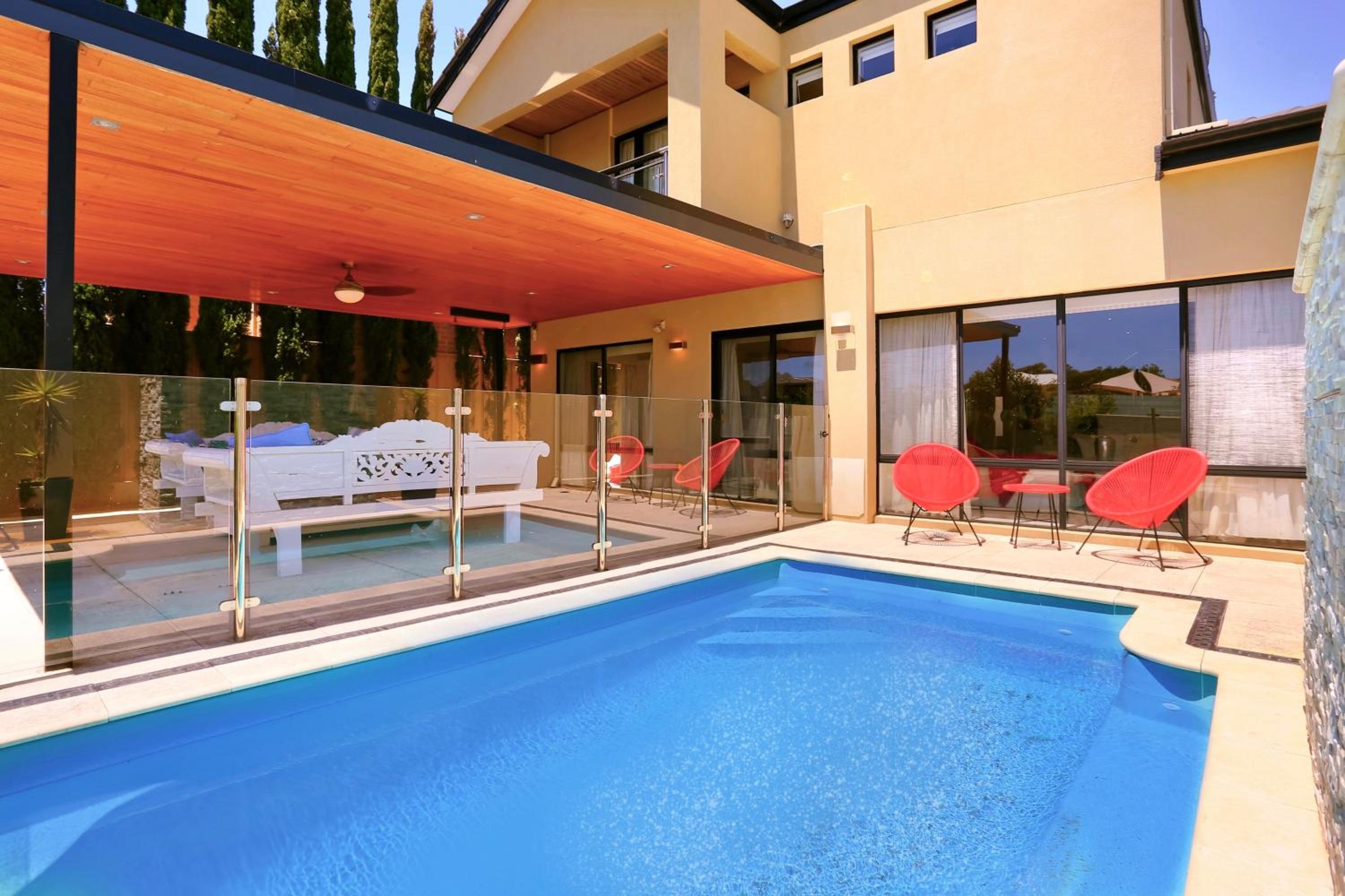 Five-Bedroom House photo 2