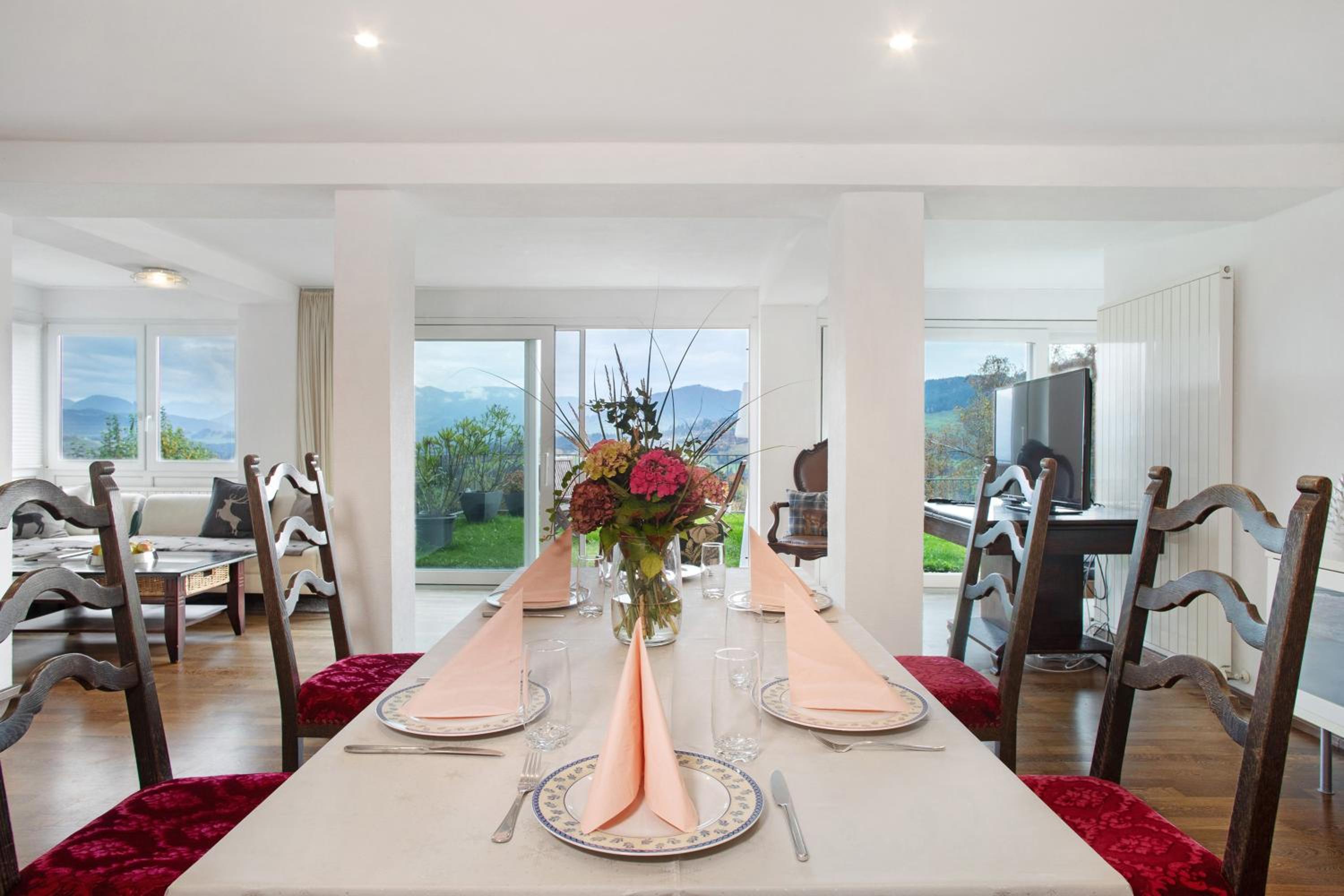 Three-Bedroom Apartment with Mountain View photo 2