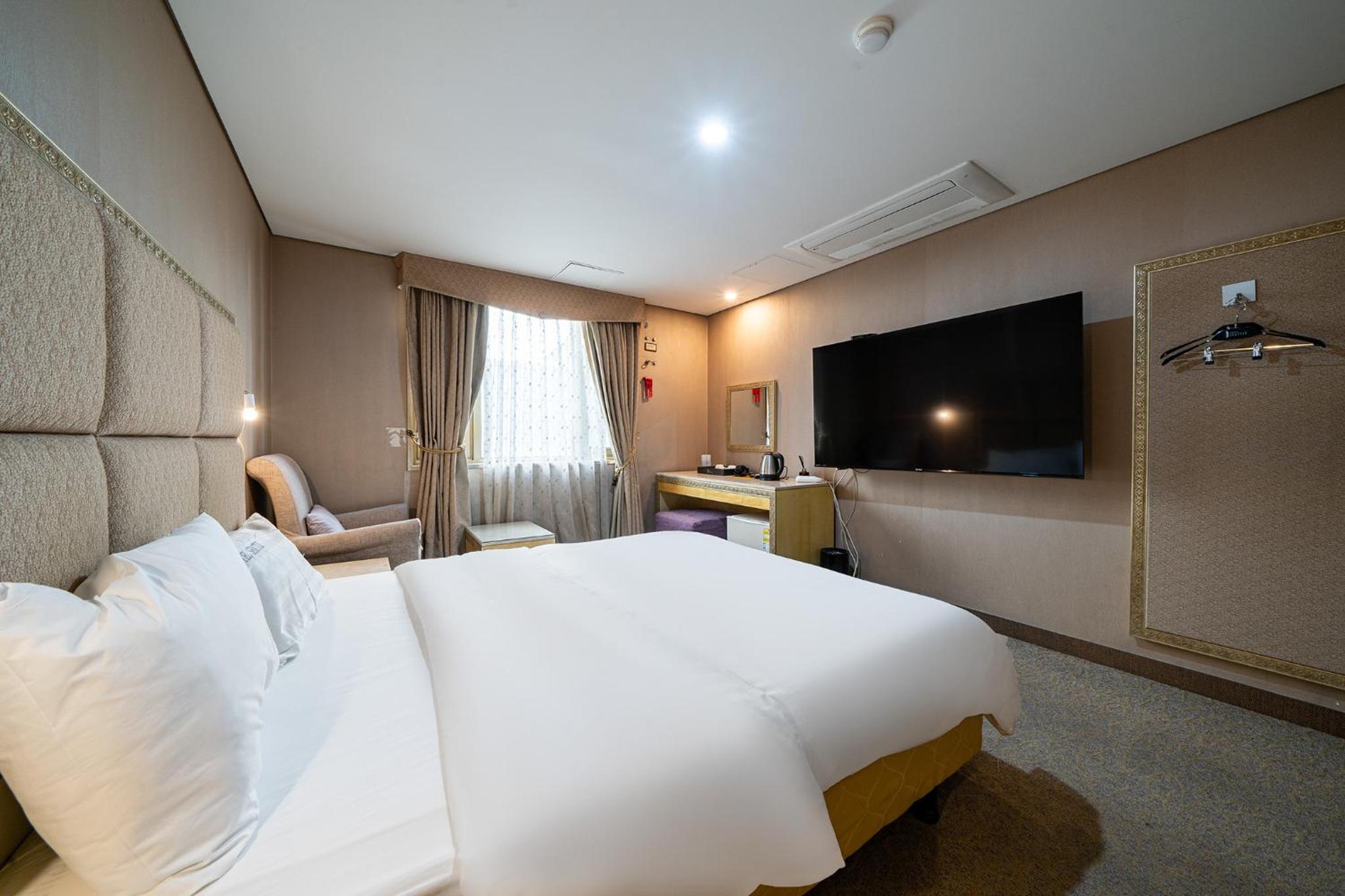 Double Room - Photo 5