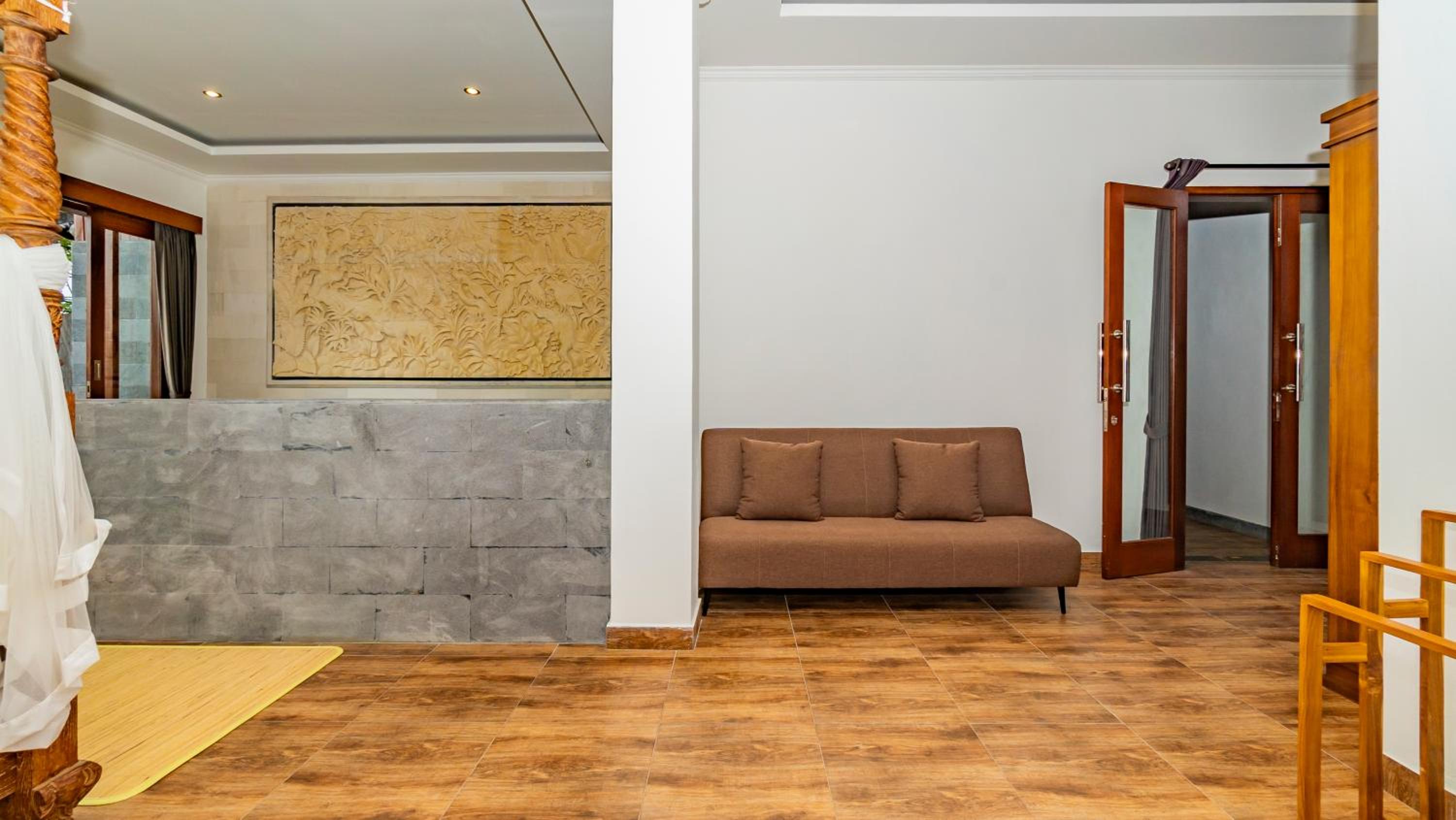 Suite Pool Room - Photo 6