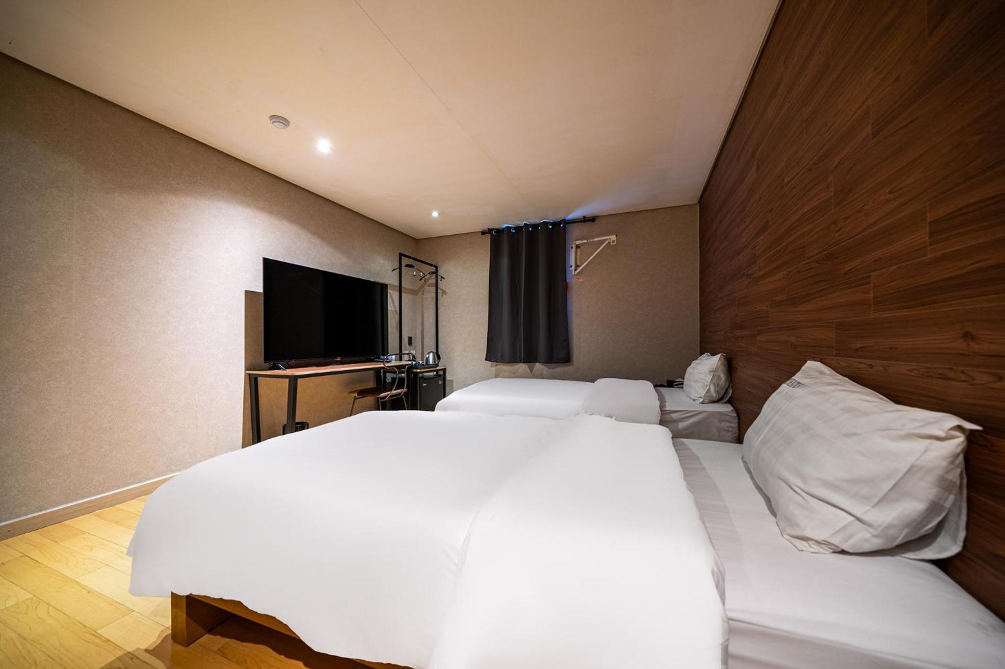 Deluxe Twin Room - Photo 11