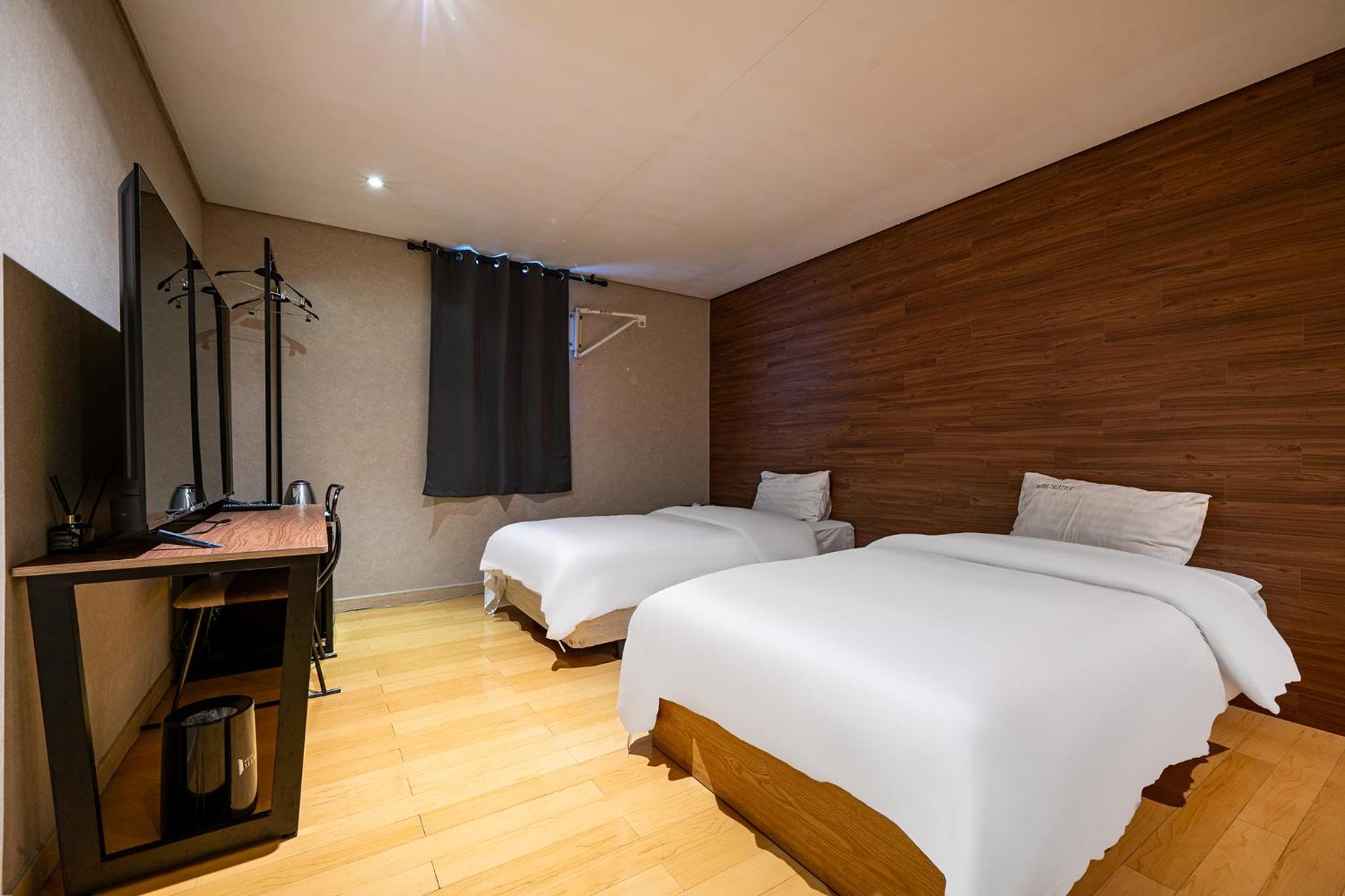 Deluxe Twin Room - Photo 13