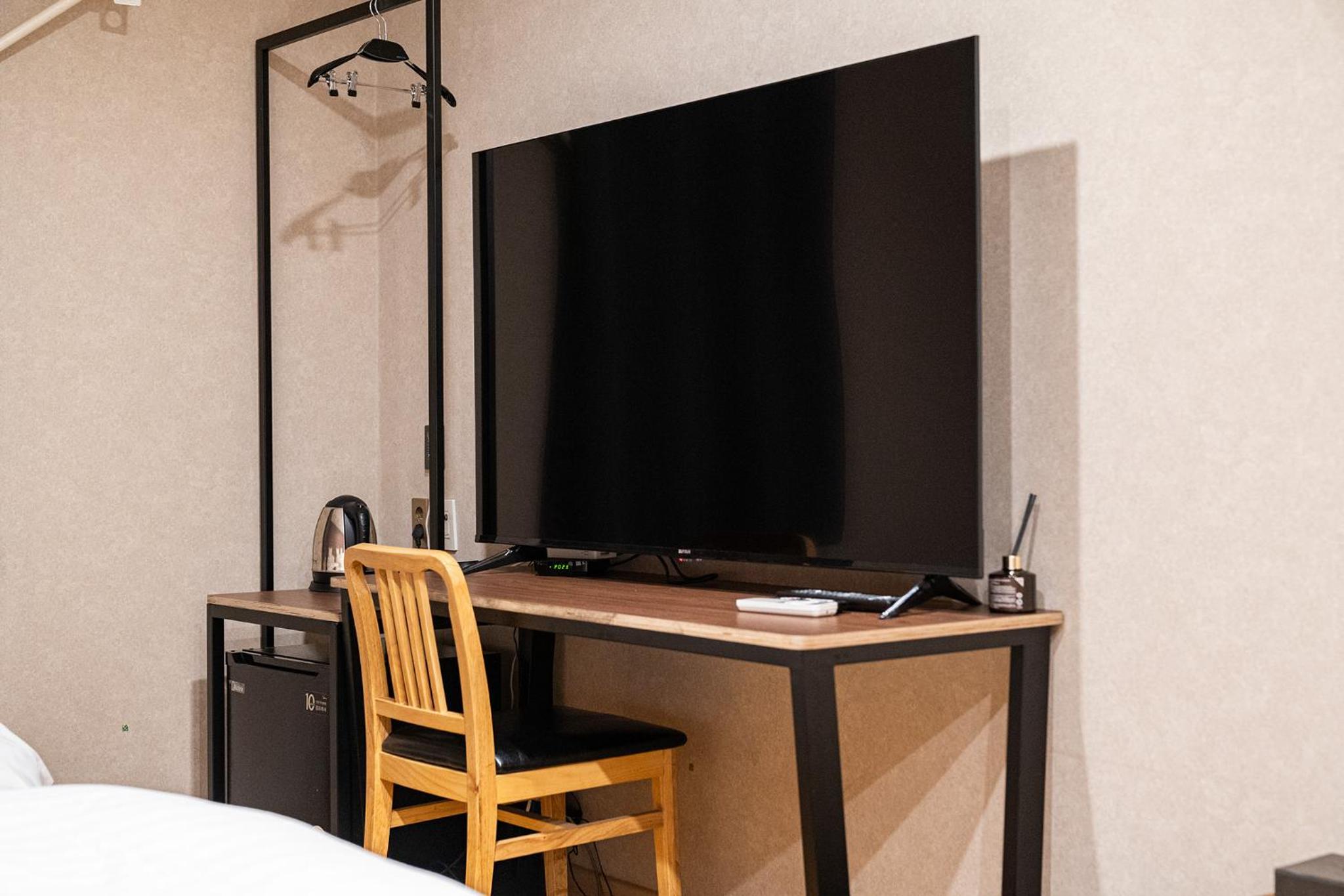 Family Room - Photo 4