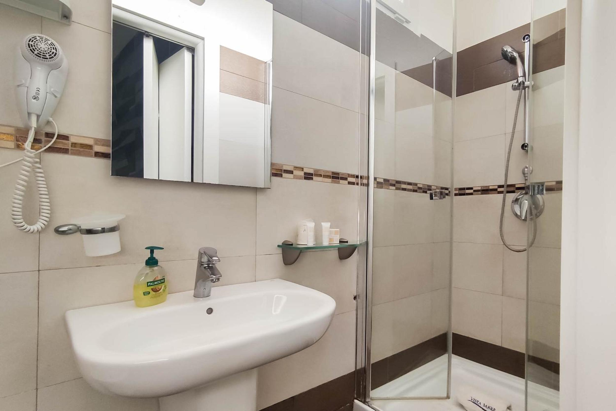 Double Room with Private Bathroom - Ground Floor - Photo 10