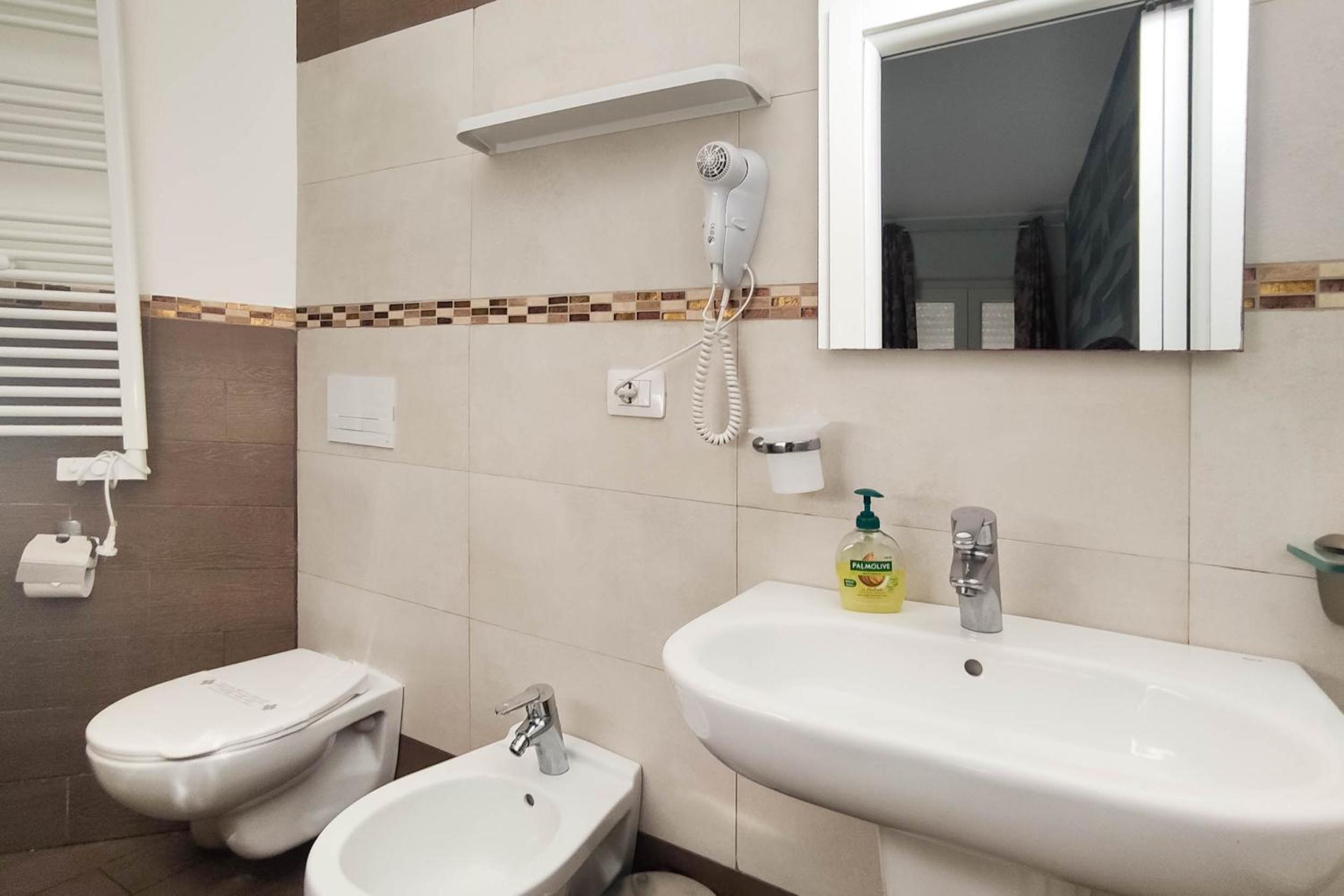Double Room with Private Bathroom - Ground Floor - Photo 9