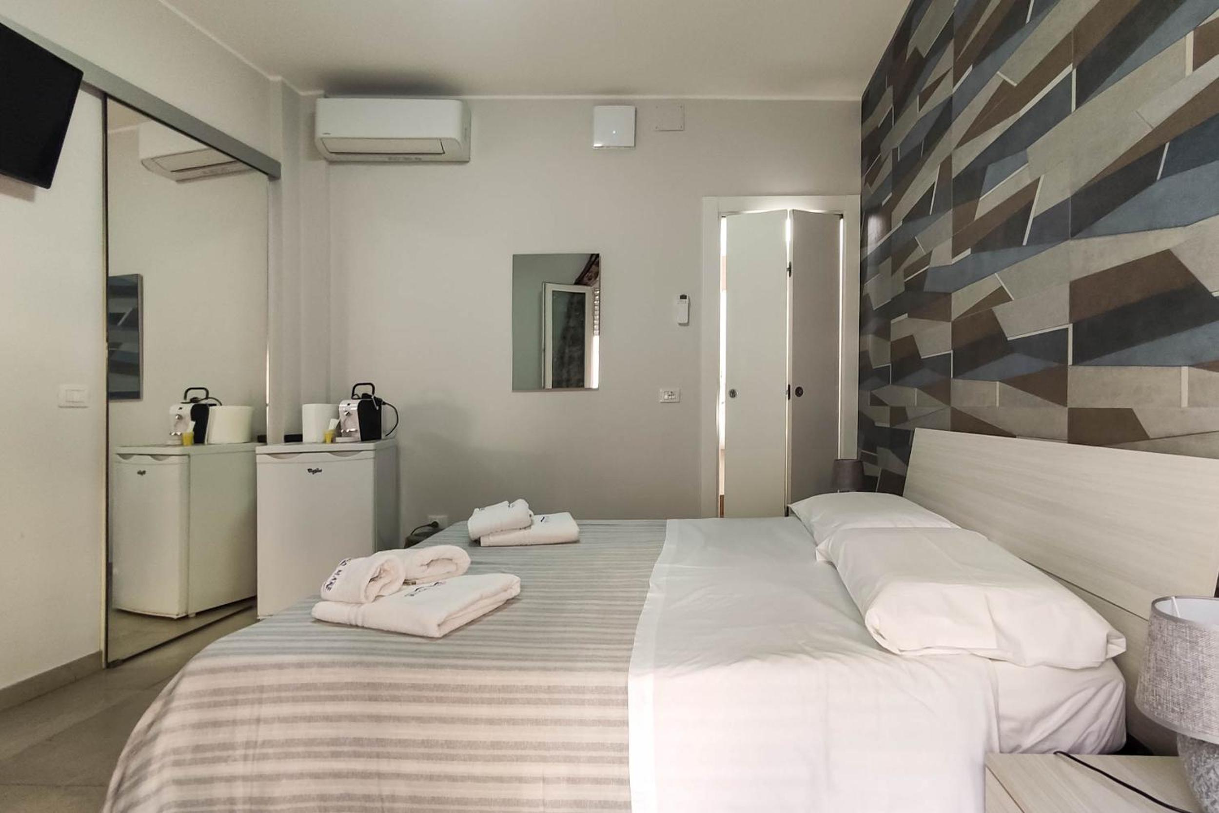 Double Room with Private Bathroom - Ground Floor - Photo 8