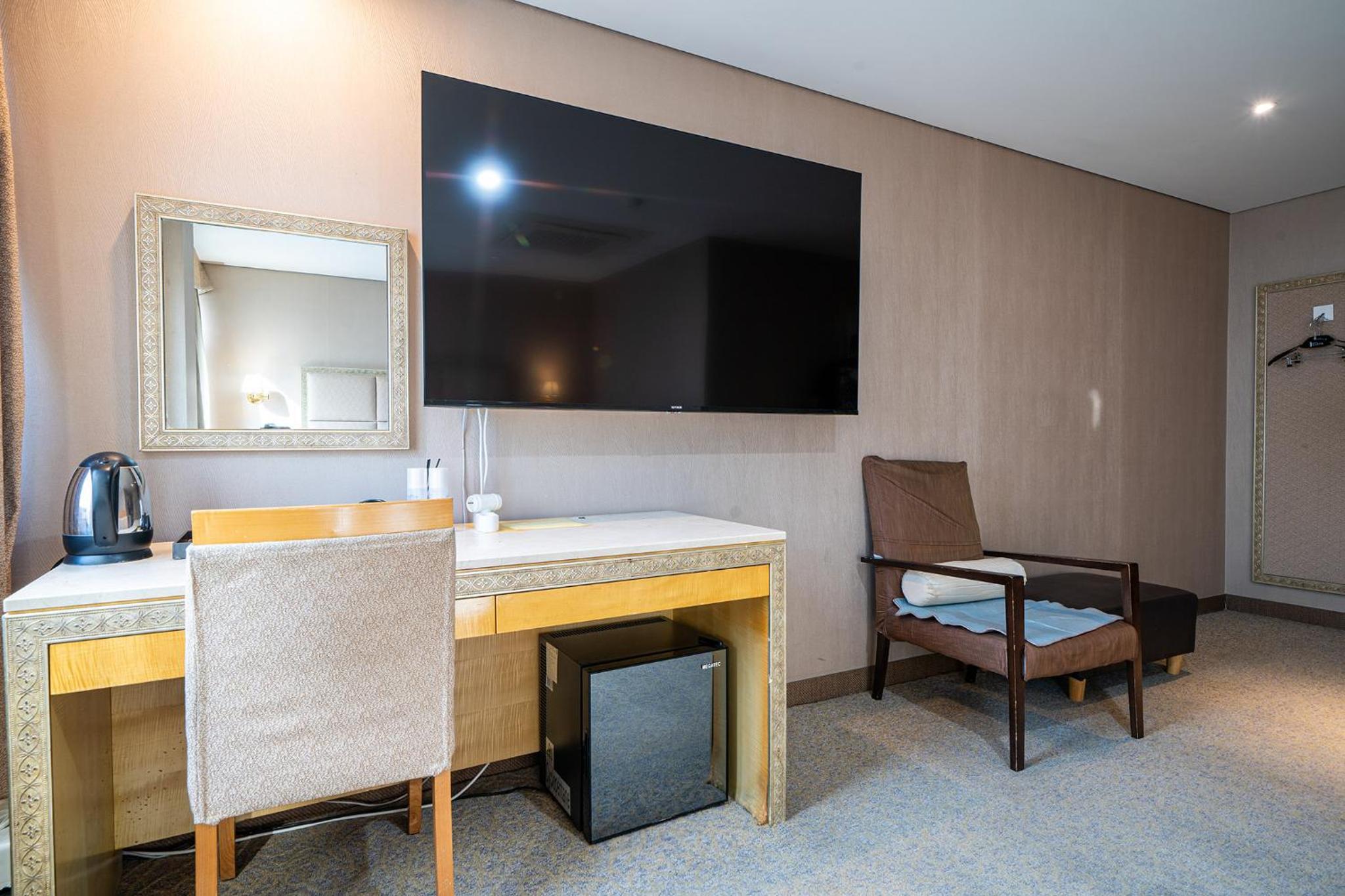 Large Double Room - Photo 10
