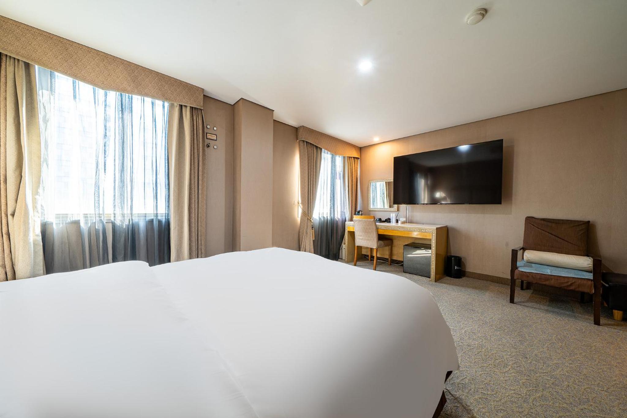 Large Double Room - Photo 9