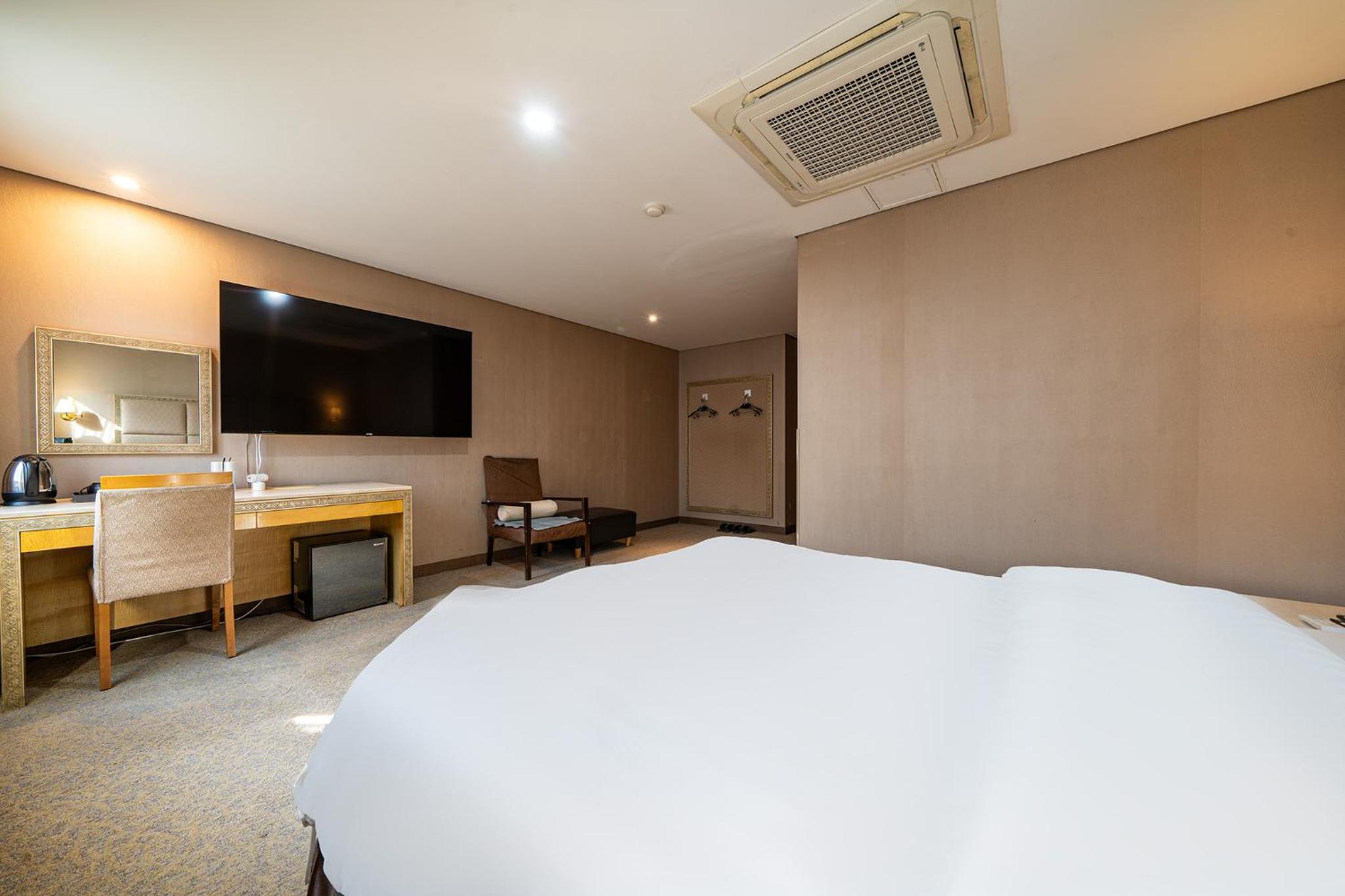 Large Double Room - Photo 8