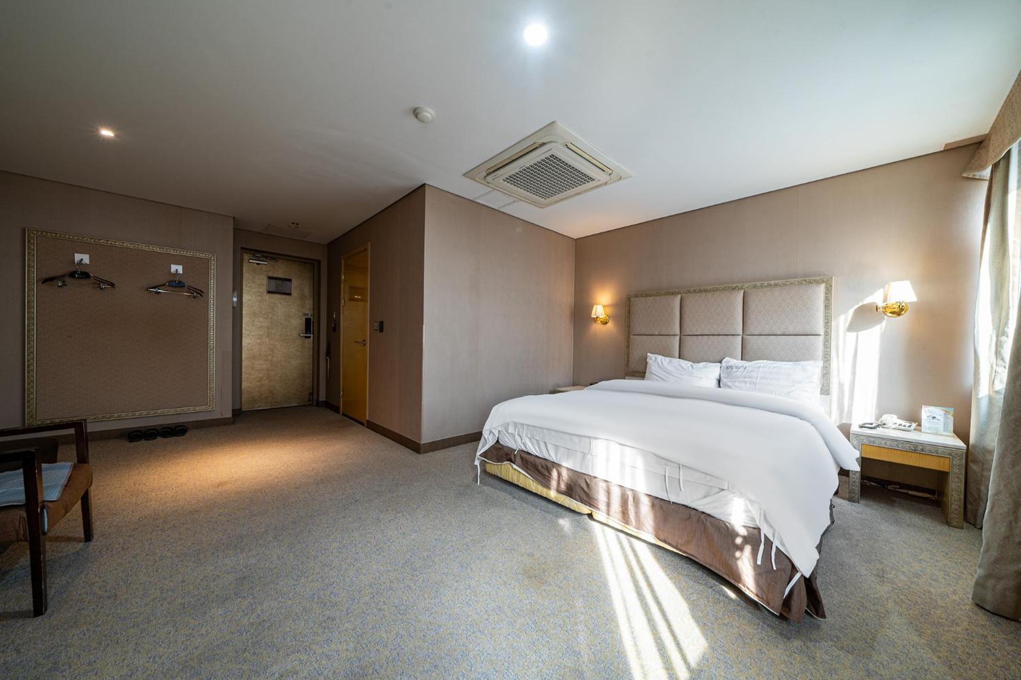 Large Double Room - Photo 7
