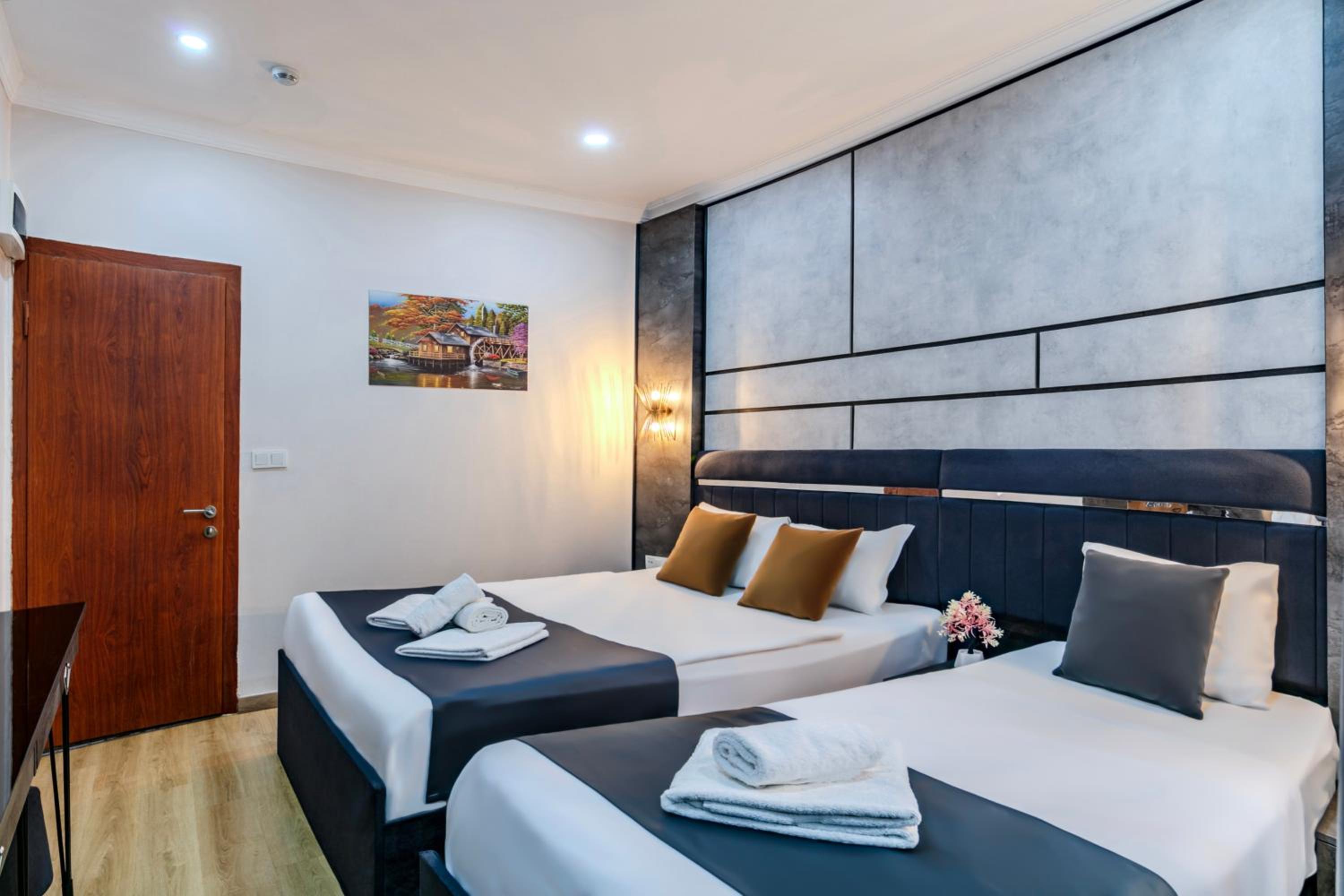 Deluxe Triple Room photo 3